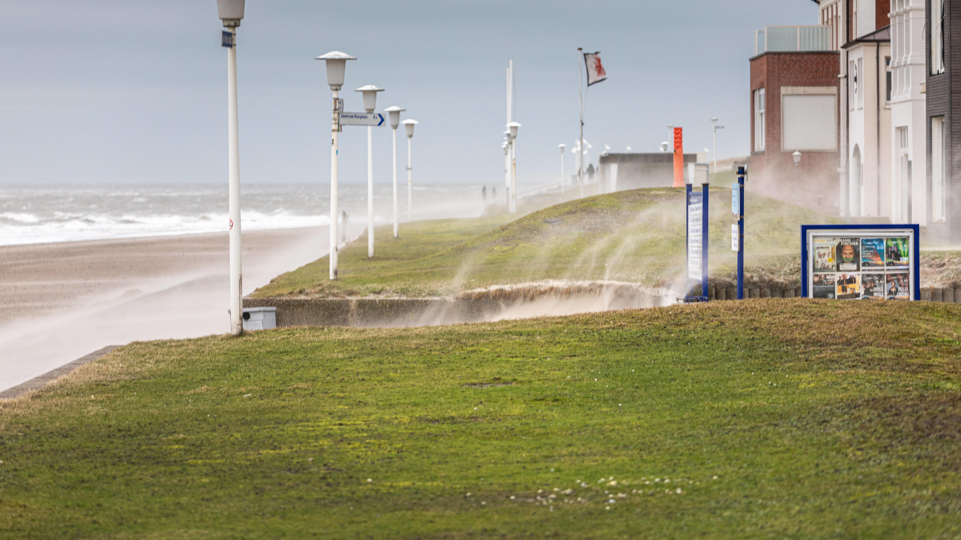 Live-Ticker zum Orkan Sabine: Frau aus dem Main gerettet - Vier Rettungskräfte in NRW verletzt News Bilder des Tages Norderney. 09 FEB 2020. Orkantief Sabine über der Nordseeküste. Der Sturm peitscht den Sand über die Strandpromenade von Norderney. OSTFRIESLAND. Ostfriesische Inseln. *** Norderney 09 FEB 2020 Hurricane Sabine over the North Se