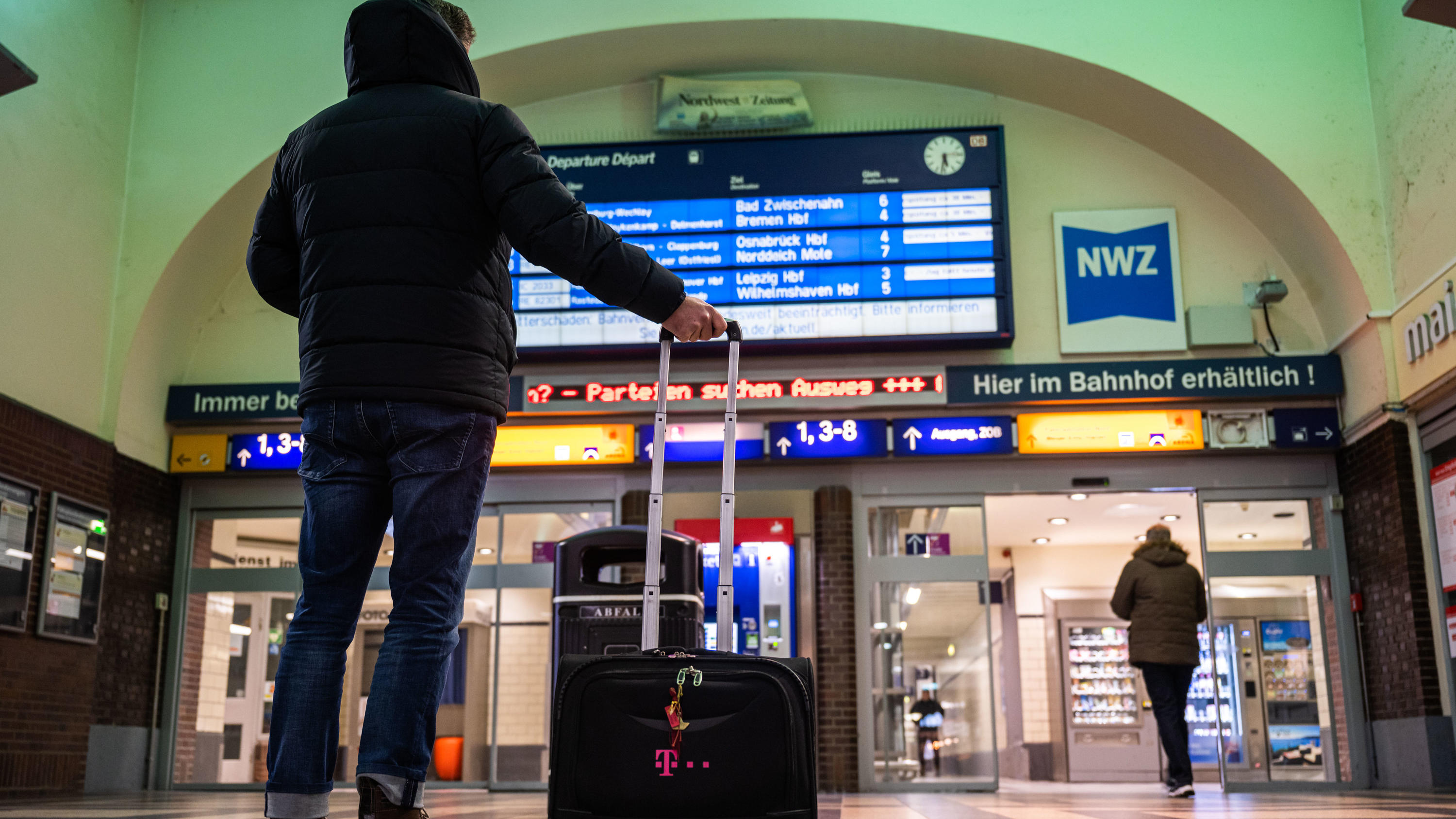 Live-Ticker zum Orkan Sabine: Frau aus dem Main gerettet - Vier Rettungskräfte in NRW verletzt 10.02.2020, Niedersachsen, Oldenburg: Ein Reisender steht am frühen Morgen im Oldenburger Hauptbahnhof und schauet zur Anzeigetafel der Deutschen Bahn hoch, auf der wegen den Folgen des Sturmtiefs ·Sabine· Verspätungen und Ausfälle der Züge angezeigt