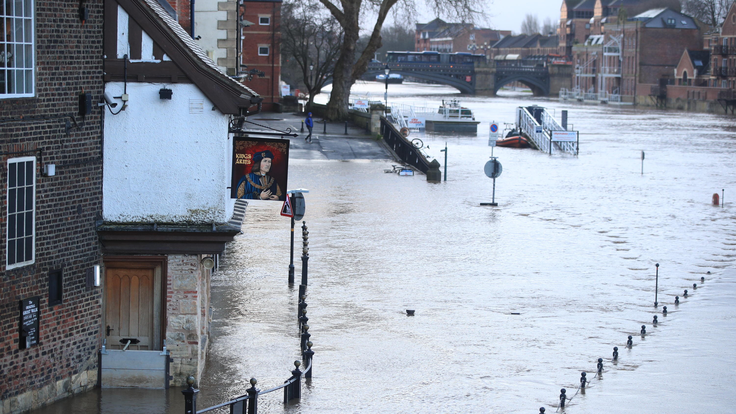 Live-Ticker zum Orkan Sabine: Frau aus dem Main gerettet - Vier Rettungskräfte in NRW verletzt 10.02.2020, Großbritannien, York: Eine Straße ist unter Wasser, nachdem der Fluss Ouse über die Ufer getreten war. In Großbritannien und Irland ist es am Wochenende zu erheblichen Verkehrsbehinderungen und Schäden durch heftigen Wind und Regen gekomm