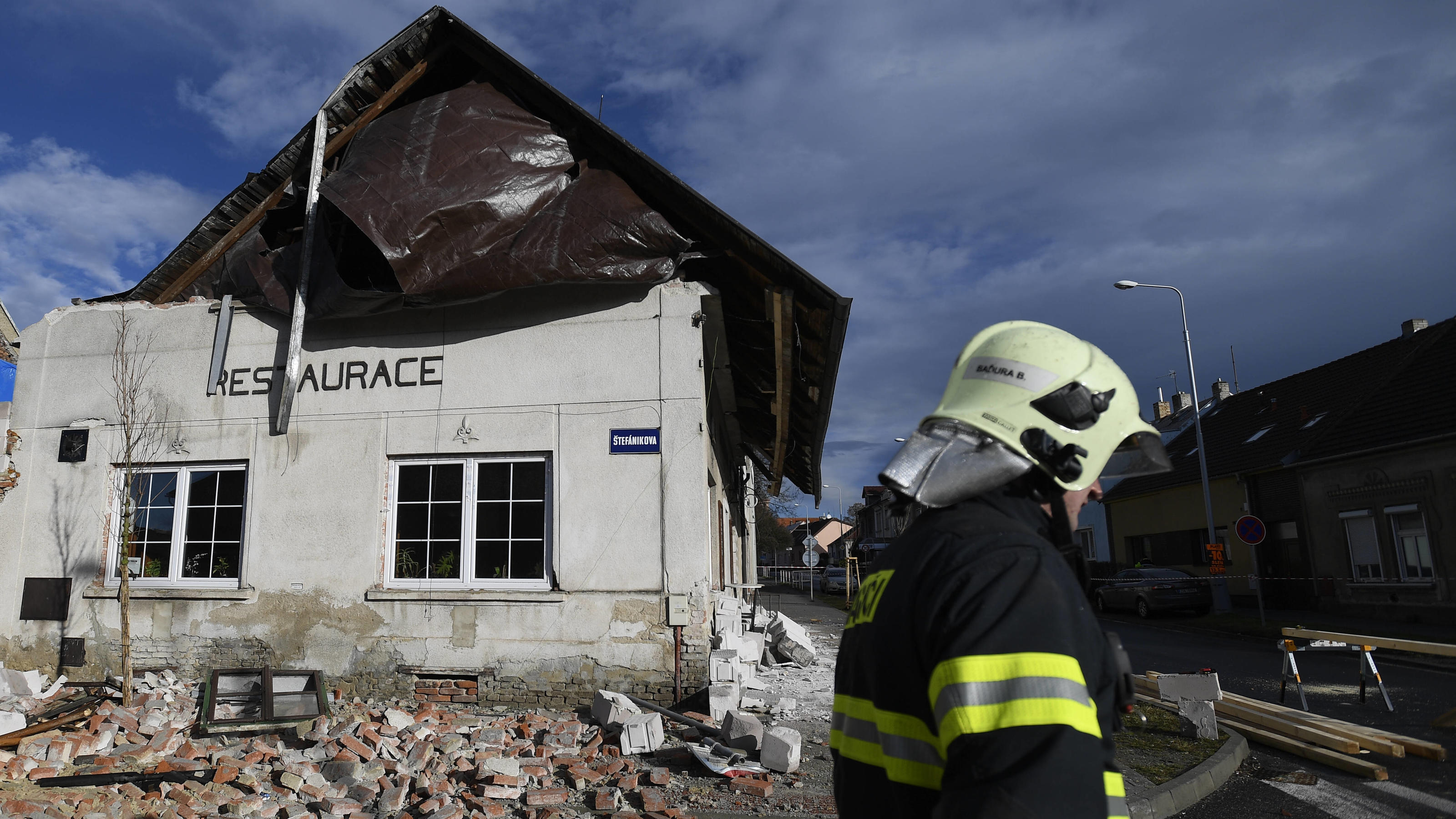 Unwetter Europa: Orkantief Sabine fordert mehrere Tote Firefighters prepare support for a shifted roof after storm Ciara Sabine is seen on Monday, February 10, 2020, in Kladno, Czech Republic. CTKxPhoto/OndrejxDeml CTKPhotoP202002100502001 dml