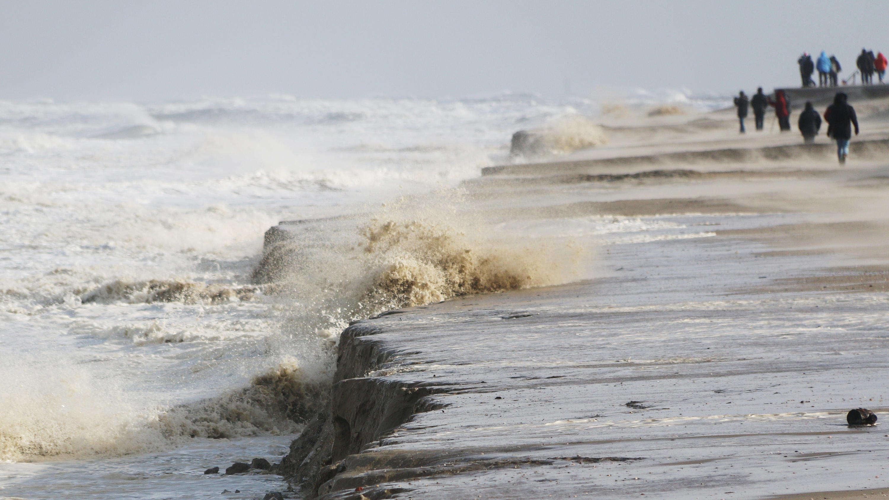 Live-Ticker zum Orkan Sabine: Frau aus dem Main gerettet - Vier Rettungskräfte in NRW verletzt 10.02.2020, Niedersachsen, Wangerooge: Hohe Wellen schlagen an den Strand von Wangerooge und nehmen den Sand mit. Foto: Peter Kuchenbuch-Hanken/dpa +++ dpa-Bildfunk +++