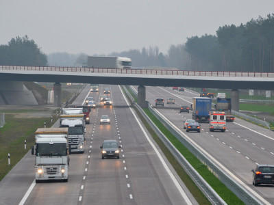 Live-Ticker zum Orkan Sabine: Frau aus dem Main gerettet - Vier Rettungskräfte in NRW verletzt Autos fahren am 18.11.2014 auf dem Autobahndreieck Kremmen (Brandenburg) von der A24 auf die A10. 60 Millionen Euro wurden in den Ausbau der Verbindung der A10 mit der A24 investiert. Foto: Bernd Settnik/dpa +++(c) dpa - Bildfunk+++