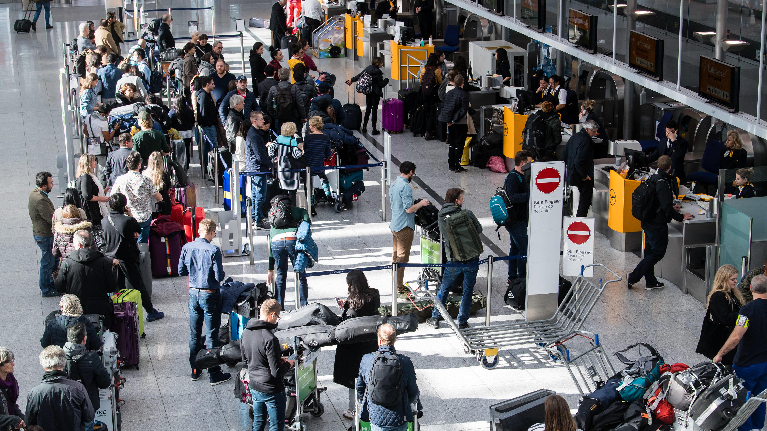 Live-Ticker zum Orkan Sabine: Frau aus dem Main gerettet - Vier Rettungskräfte in NRW verletzt 10.02.2020, Bayern, München: Lange Schlangen haben sich an den Gepäckschaltern am Münchner Flughafen gebildet, nachdem der Flugbetrieb auf dem Vorfeld wegen des Sturmtiefs