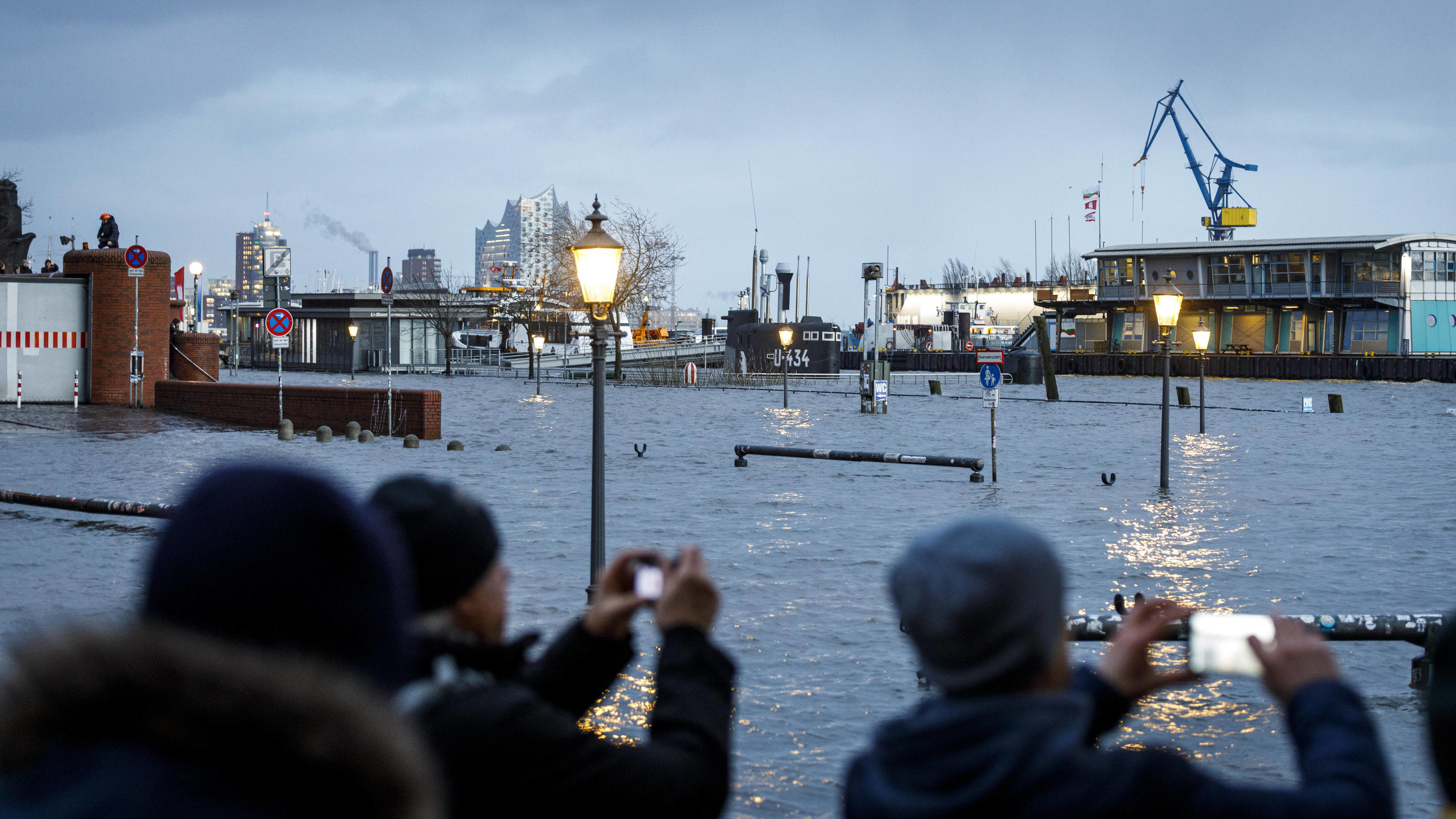 Mit dem Orkan Sabine kommen doppelt so viele Sturmfluten Sturmflut in Hamburg Nach dem Orkantief Sabine sorgte das Hochwasser in Hamburg für eine schwere Sturmflut, die den Fischmarkt übeflutete. Das Wassser stieg auf 2,7 Meter über dem mitteleren Hochwasser, sodass unter anderem das Fluttor am Fischmarkt