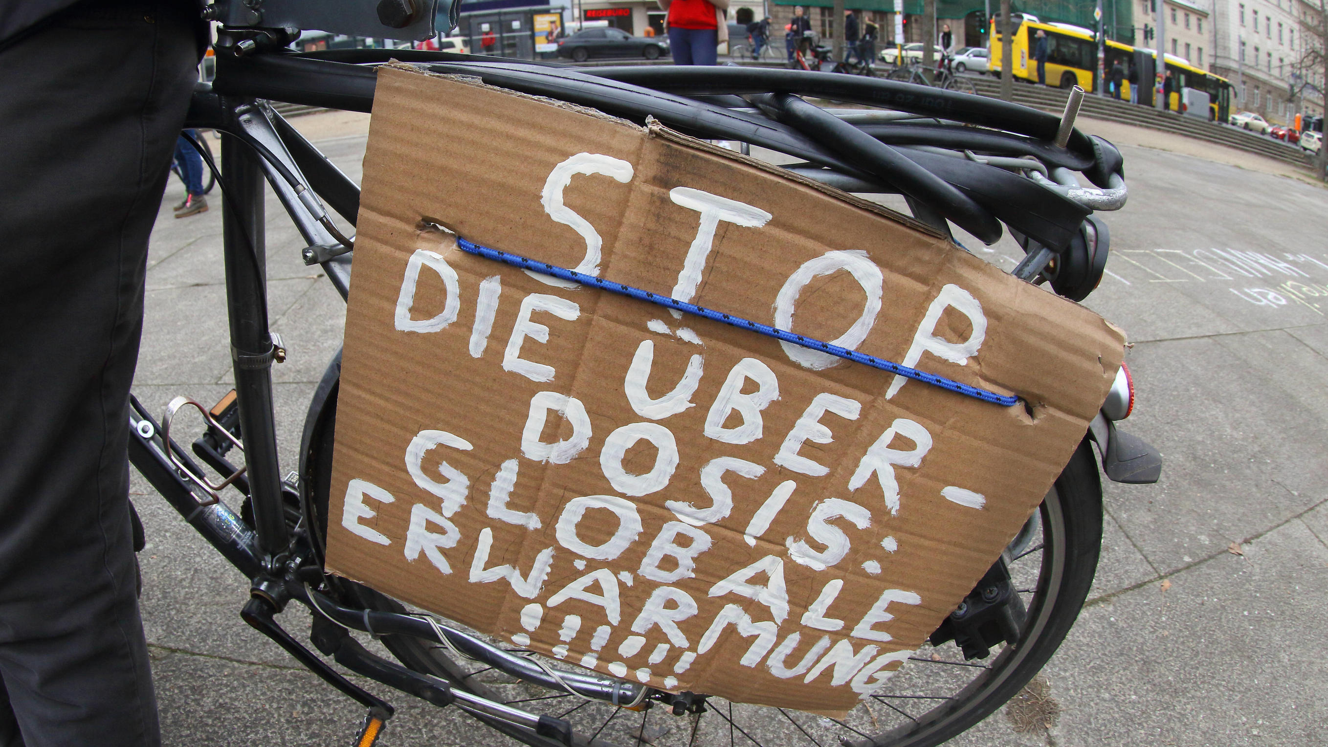 Wetterlexikon: Globale Erwärmung Protestschild beim Klimastreik Fridays for Future - GER, Germany, Deutschland, Berlin, 31.01.2020 - Berlin-Mitte: - Schüler, Studenten und Klimaaktivisten demonstrieren in Berlin.