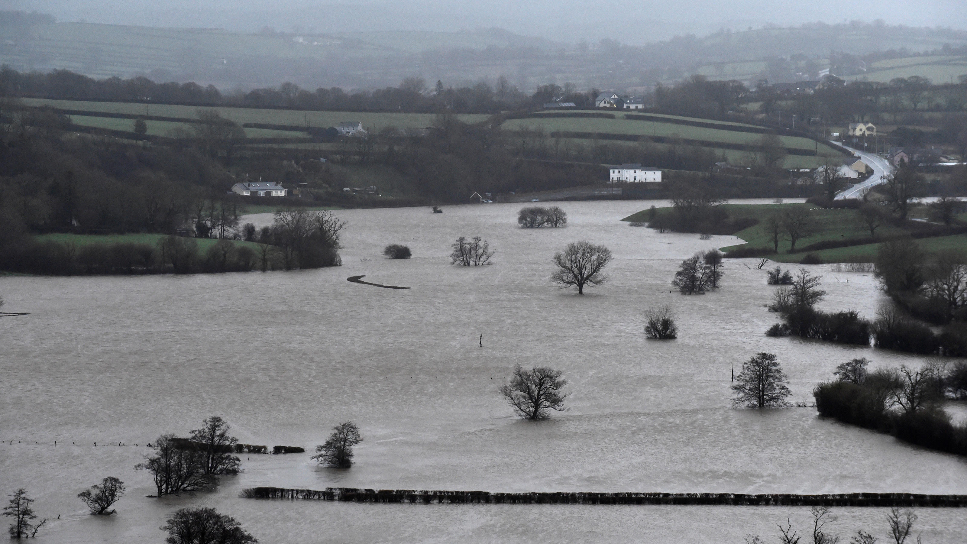 Großbritannien: Orkan Victoria bringt viel Regen A view of fields flooded near St Clears, Pembrokeshire, South Wales, Britain, February 16, 2020. REUTERS/Rebecca Naden
