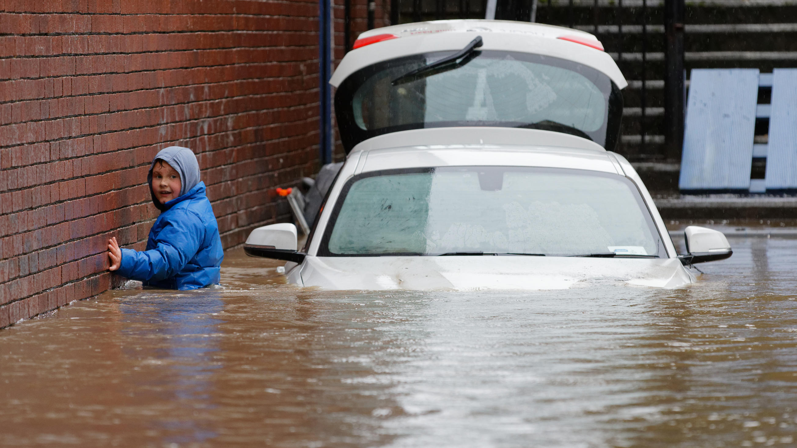 Großbritannien: Orkan Victoria bringt viel Regen Storm Dennis has been affecting parts of south Wales, UKPictured: A young boy enters a flooded lane in PontypriddRef: SPL5149411 160220 NON-EXCLUSIVEPicture by: Dimitris Legakis / SplashNews.comSplash News and PicturesLos Angeles: 310-821-2666New Yor