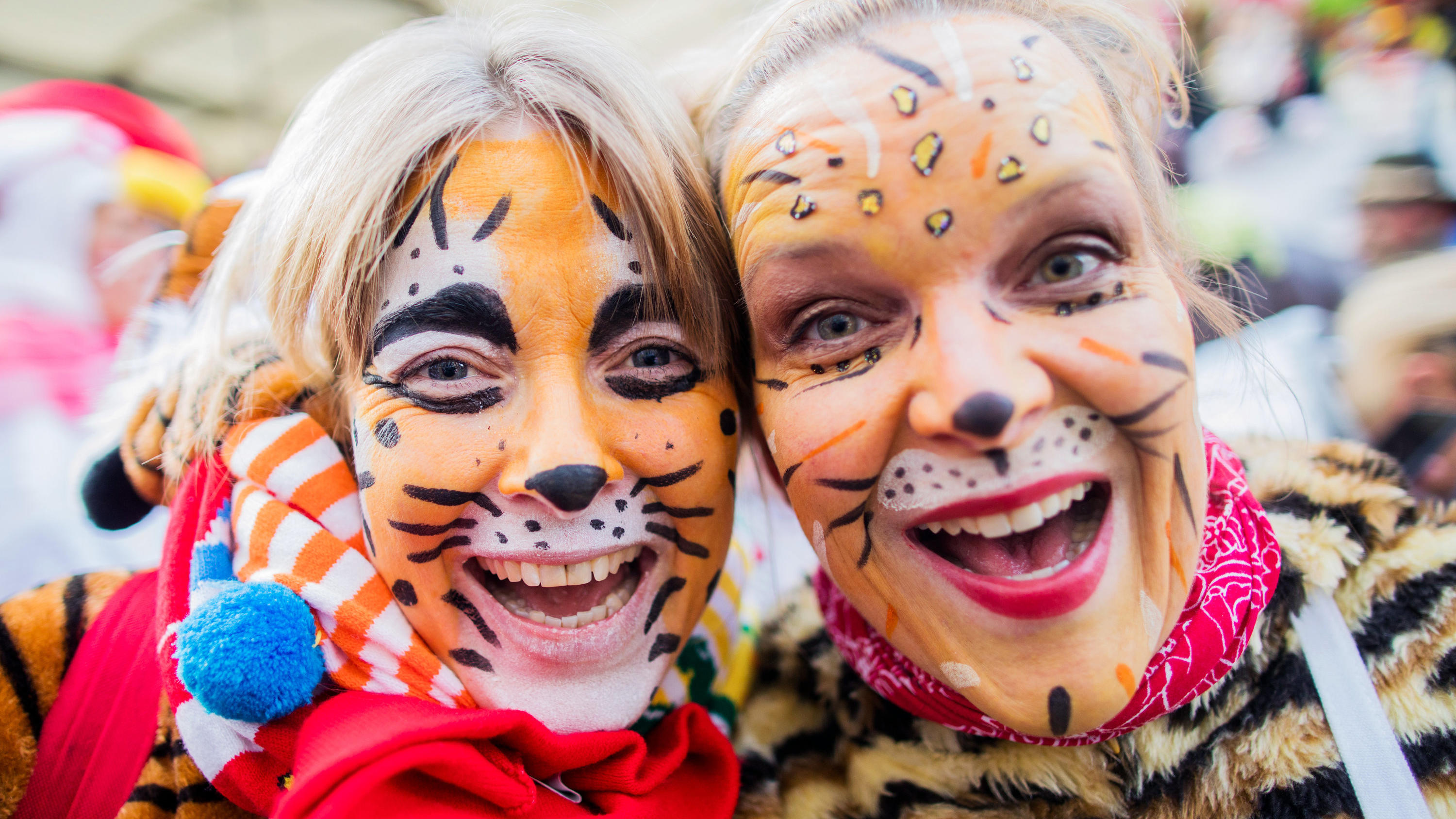 Karnevals-Make-up: So schützt man Haut und Körper ARCHIV - 08.02.2018, Nordrhein-Westfalen, Köln: Jecken feiern Weiberfastnacht auf dem Alter Markt. Die Weiberfastnacht läutet den Beginn des Straßenkarnevals ein. Foto: Rolf Vennenbernd/dpa +++ dpa-Bildfunk +++