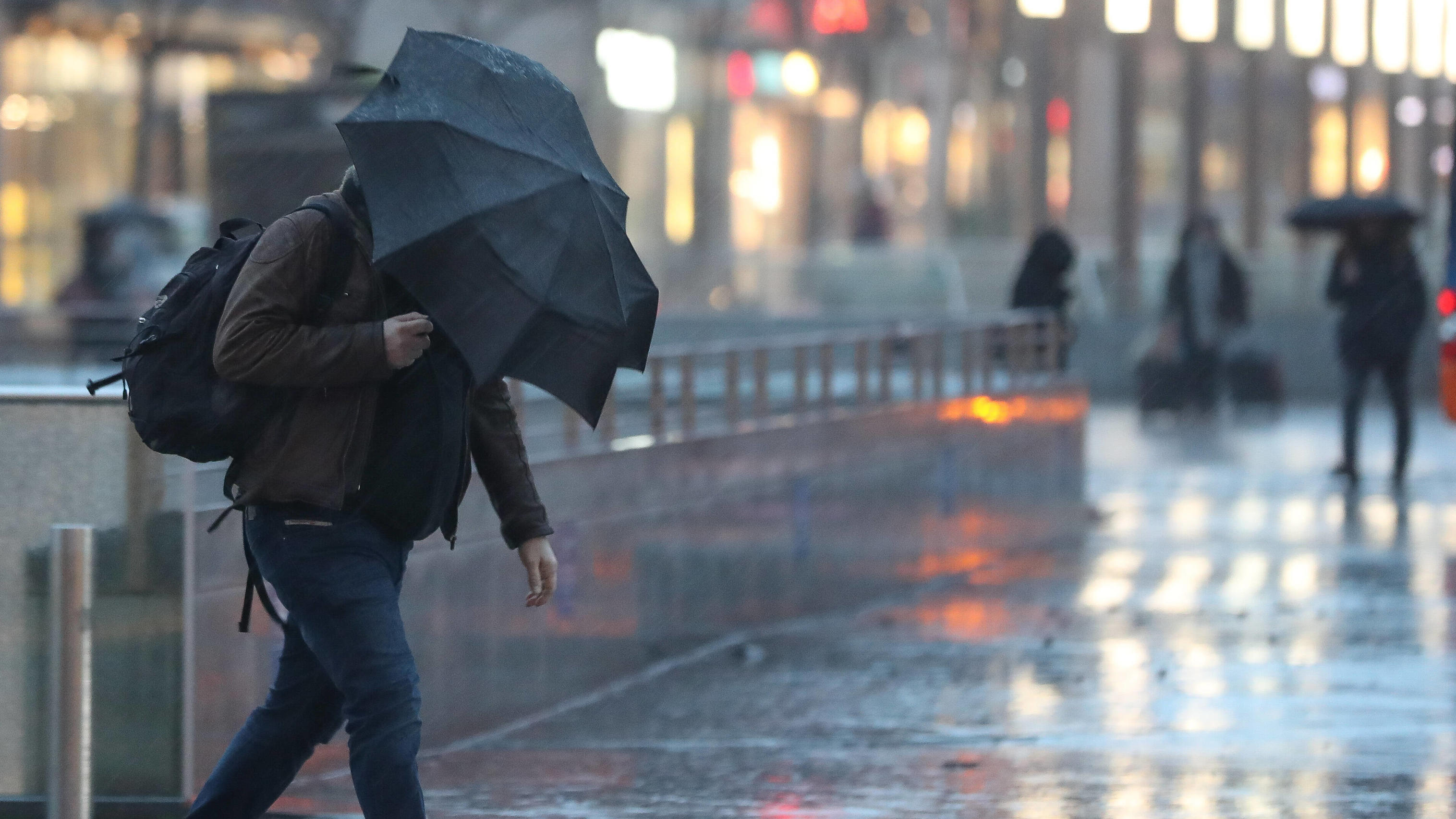 Der Wetterbericht für den 22.02.2020: Sturm und Regen sind zurück Hannover, Sturm, Orkan Sabine, Regen, Regenschirm, Menschen kämpfen gegen den Sturm und Starkregen in Hannovers City an, , *** Hannover, storm, hurricane Sabine, rain, umbrella, people fighting against the storm and heavy rain in Hannovers city, ,