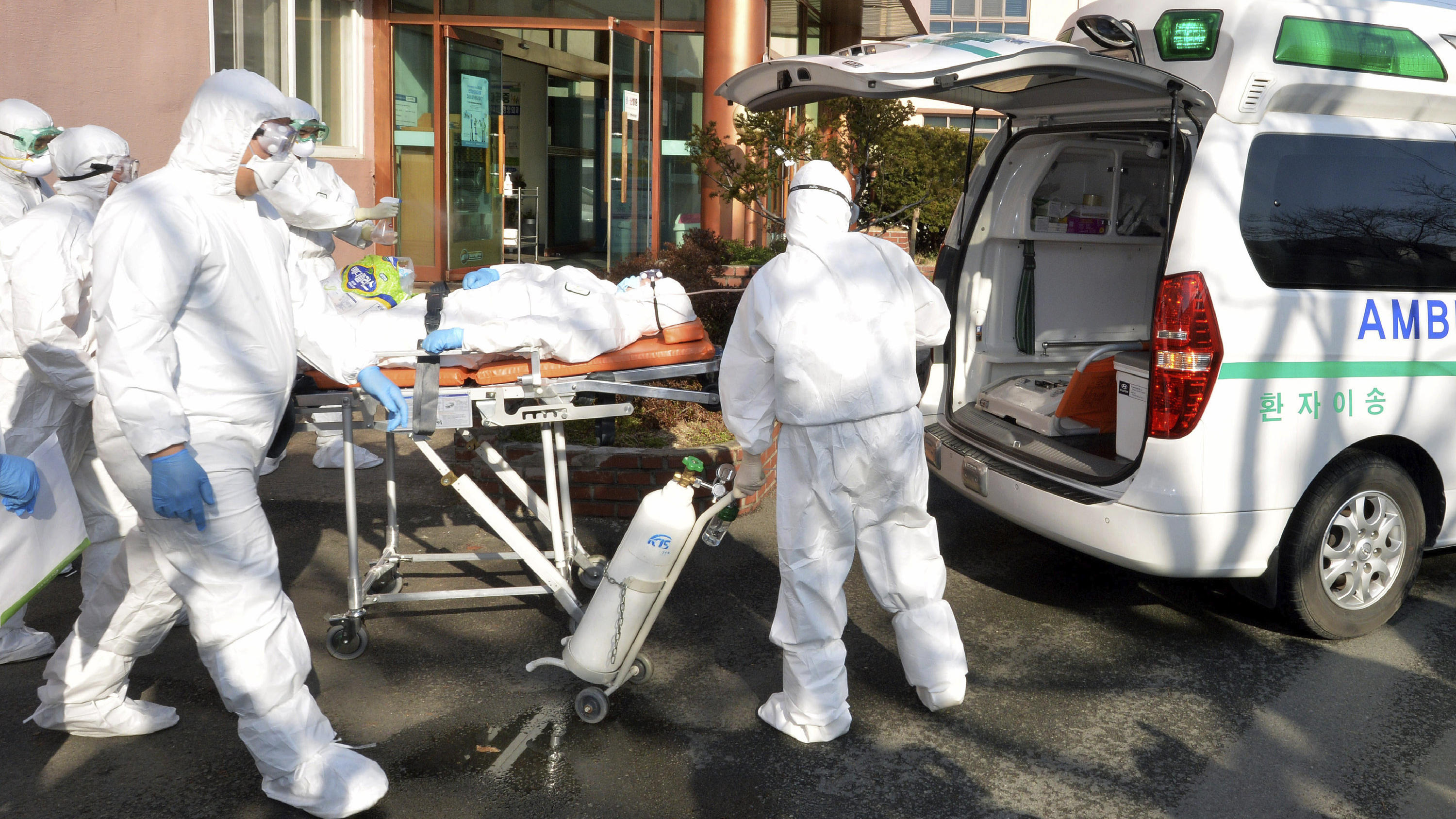 Coronavirus aus China: Chronik der bisherigen Ausbreitung - Teil 5 Medial workers wearing protective gears carry a patient suspected of contracting the new coronavirus toward an ambulance at Daenam Hospital in Cheongdo, South Korea, Friday, Feb. 21, 2020. South Korea reported 100 new virus cases Friday, bringing the