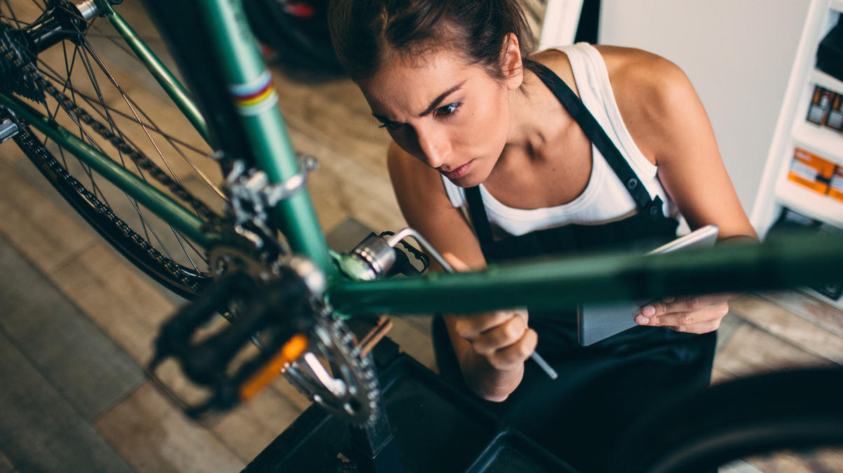 So machen Sie Ihr Fahrrad fit für den Frühling Frau macht Fahrrad fit für den Frühling