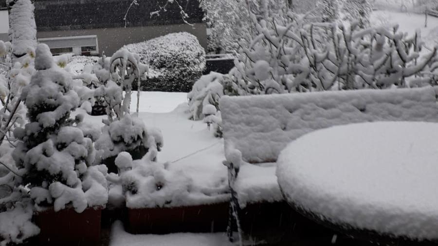 Schnee in NRW: Heftiger Wintereinbruch sorgt für Behinderungen Kräftigen Schneefall gab es am Mittwochmorgen in Wuppertal.