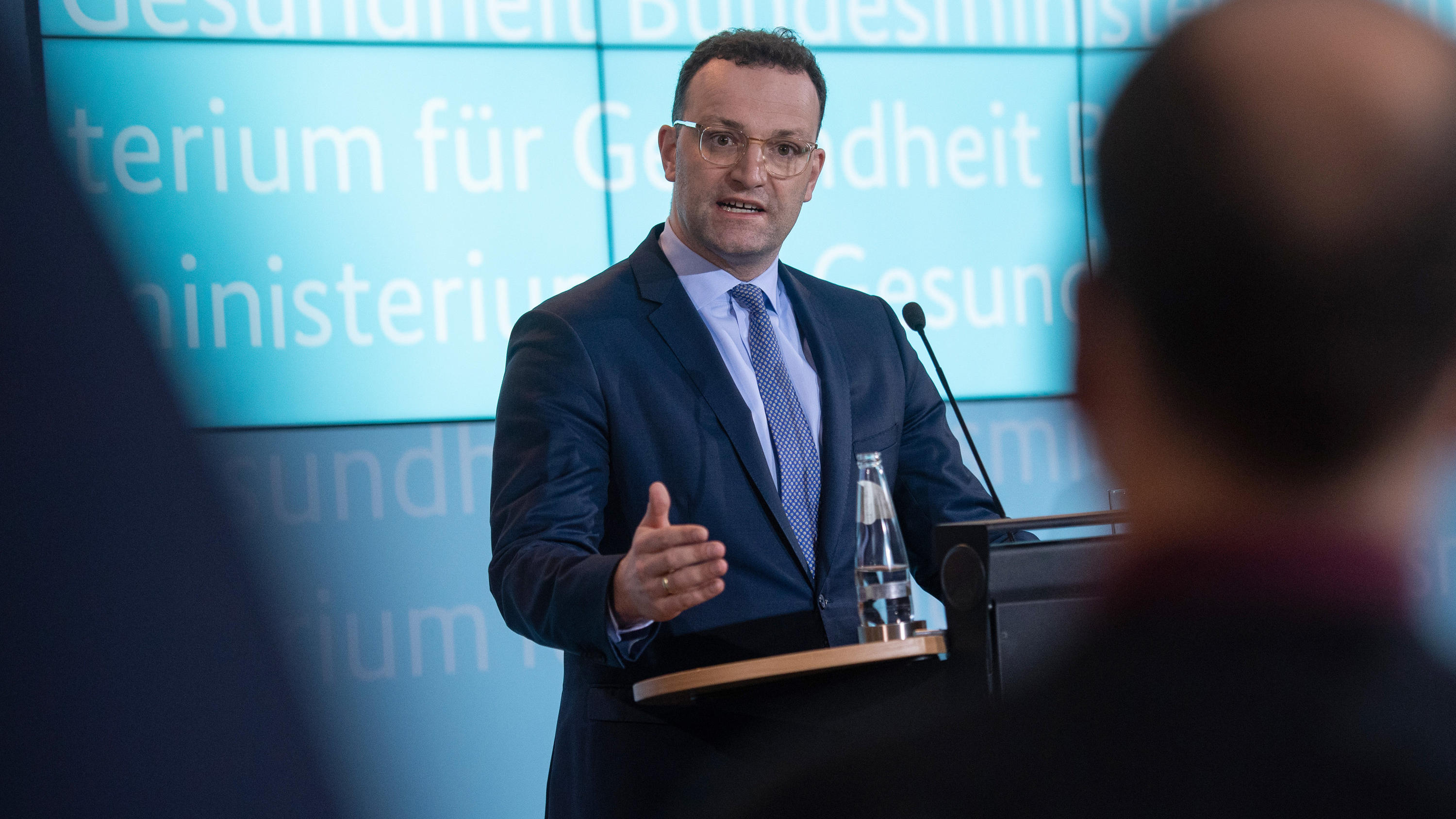 Coronavirus aus China: Chronik der bisherigen Ausbreitung - Teil 5 26.02.2020, Berlin: Jens Spahn (CDU), Bundesgesundheitsminister, spricht bei einer Pressekonferenz über die Situation in Zusammenhang mit dem Coronavirus und zum Urteil des Bundesverfassungsgerichts zur Sterbehilfe. Foto: Christophe Gateau/dpa +++ dp