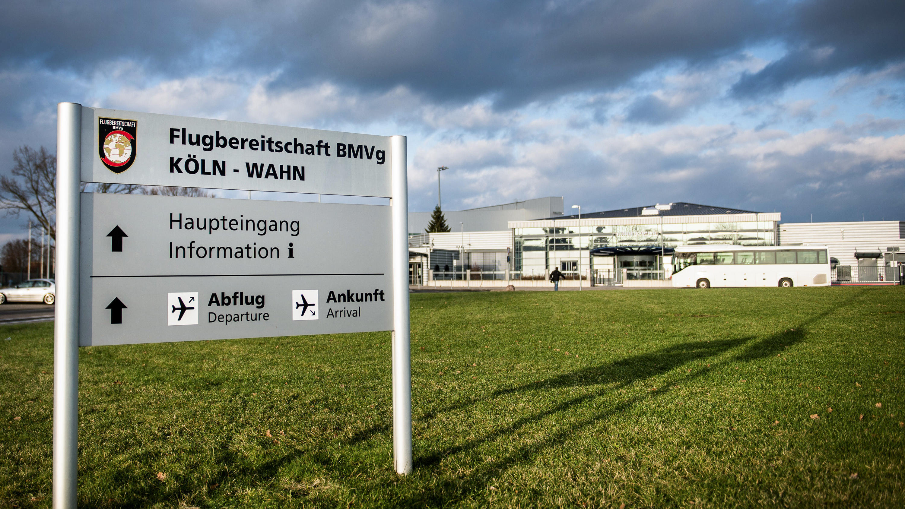 Coronavirus aus China: Chronik der bisherigen Ausbreitung - Teil 5 ARCHIV - 07.01.2015, Nordrhein-Westfalen, Köln: Ein Schild mit der Aufschrift «Flugbereitschaft MBVg Köln» steht am Militärflughafen Köln-Wahn in Köln (Nordrhein-Westfalen). Nach dem ersten nachgewiesenen Coronavirus-Patienten in Nordrhein-Westfalen