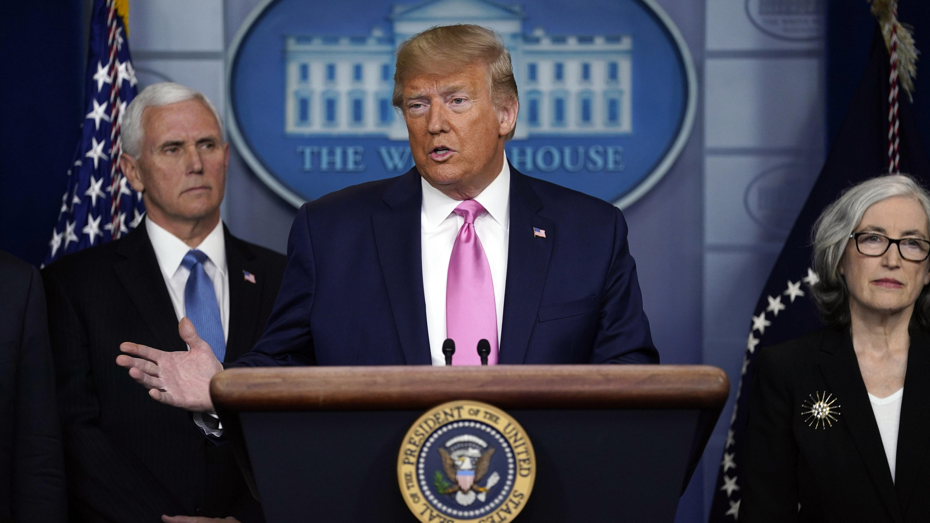 Coronavirus aus China: Chronik der bisherigen Ausbreitung - Teil 5 Donald Trump und die Coronavirus Task-Force bei einer Pressekonferenz im Weißen Haus.
