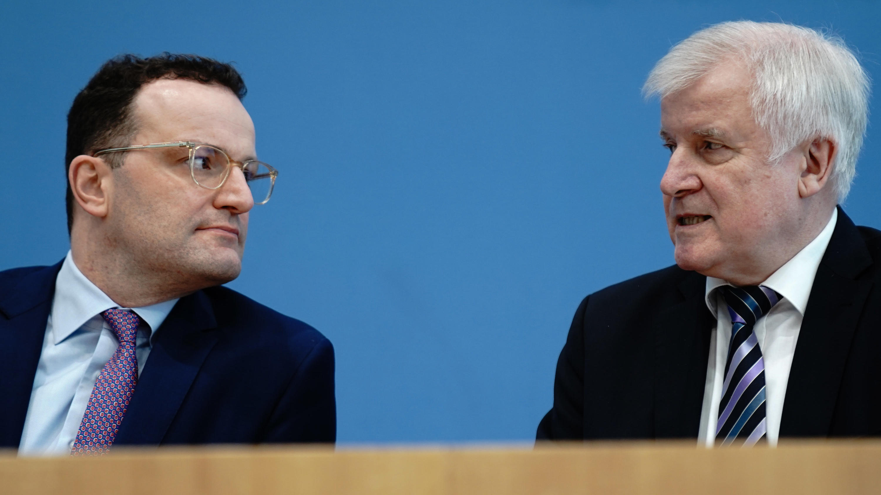 Coronavirus aus China: Chronik der bisherigen Ausbreitung - Teil 5 27.02.2020, Berlin: Bundesgesundheitsminister Jens Spahn (l, CDU) und Bundesinnenminster Horst Seehofer (CSU) geben eine Pressekonferenz zur Ausbreitung des Coronavirus und zur Einrichtung eines gemeinsamen Krisenstabs. Nach mindestens zehn neuen Cor