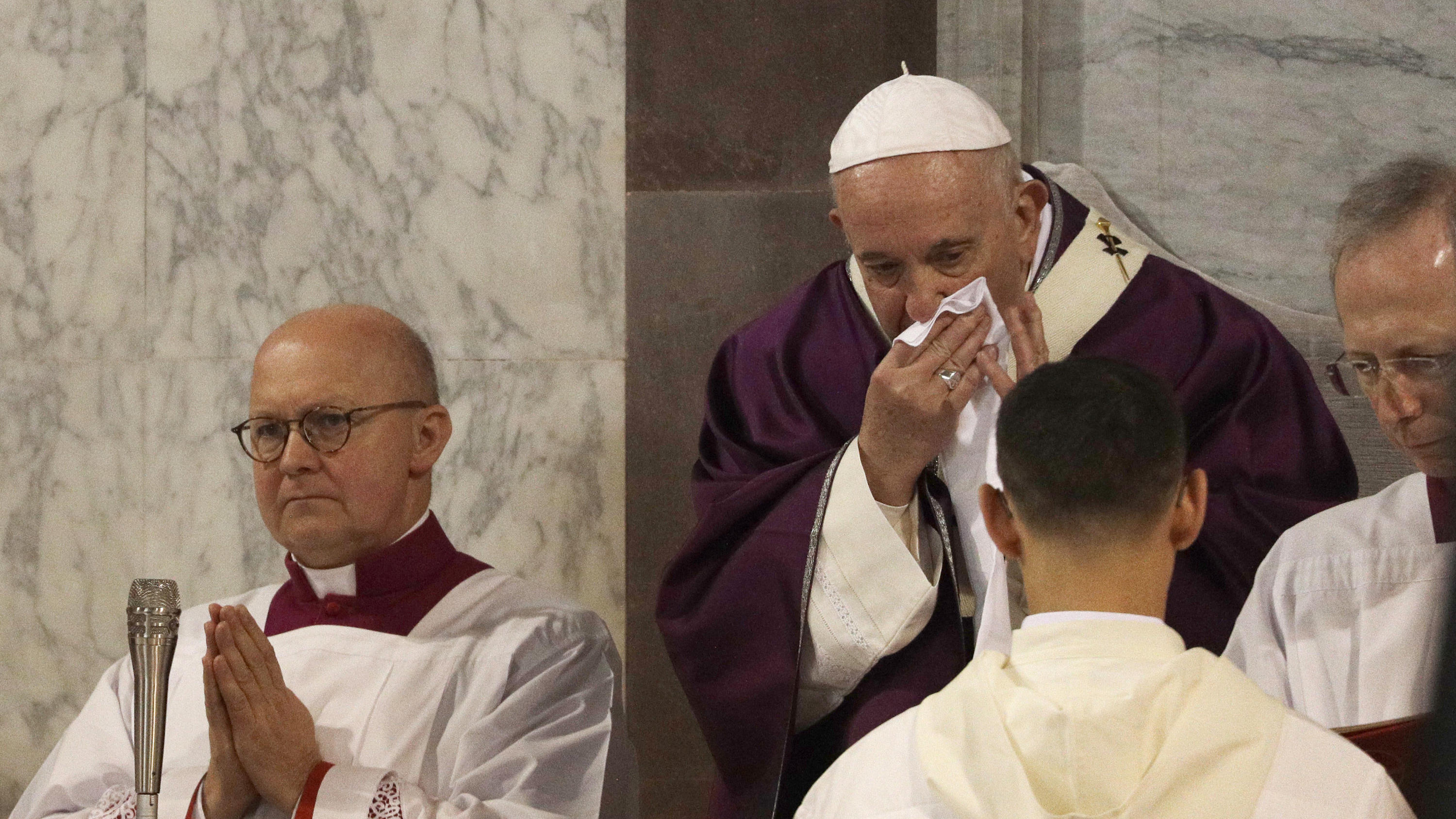 Coronavirus aus China: Chronik der bisherigen Ausbreitung - Teil 5 26.02.2020, Italien, Rom: Papst Franziskus reibt sich mit einem Taschentuch die Nase in der Basilika St. Anselmo bei einer Prozession zum Aschermittwoch, dem Beginn der Fastenzeit. Papst Franziskus hat eine Veranstaltung in Rom wegen einer leichten K