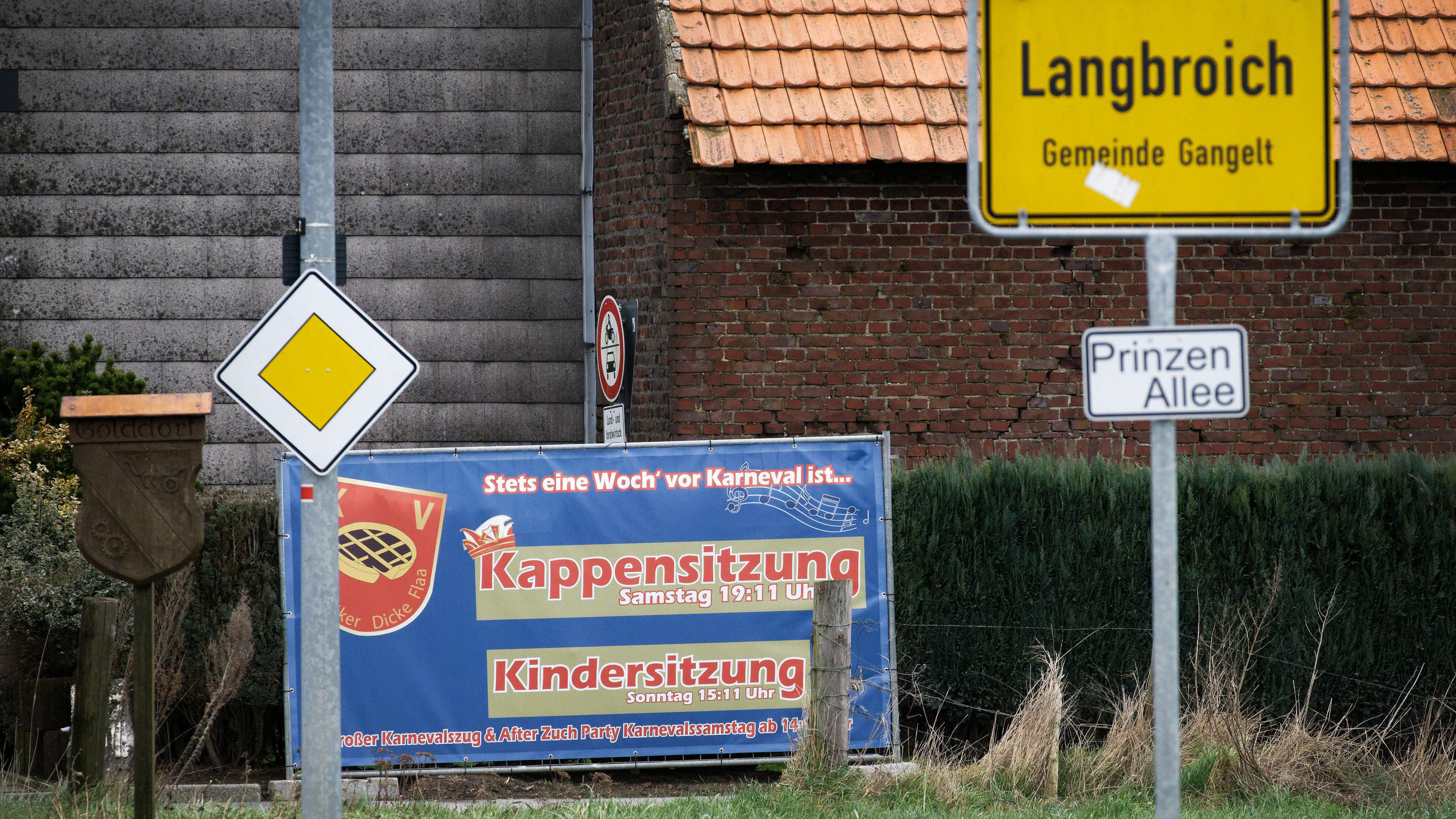 Coronavirus aus China: Chronik der bisherigen Ausbreitung - Teil 5 27.02.2020, Nordrhein-Westfalen, Gangelt: Ein Plakat lädt am Eingang im Ortsteil Langbroich zur Karnevalsveranstaltung