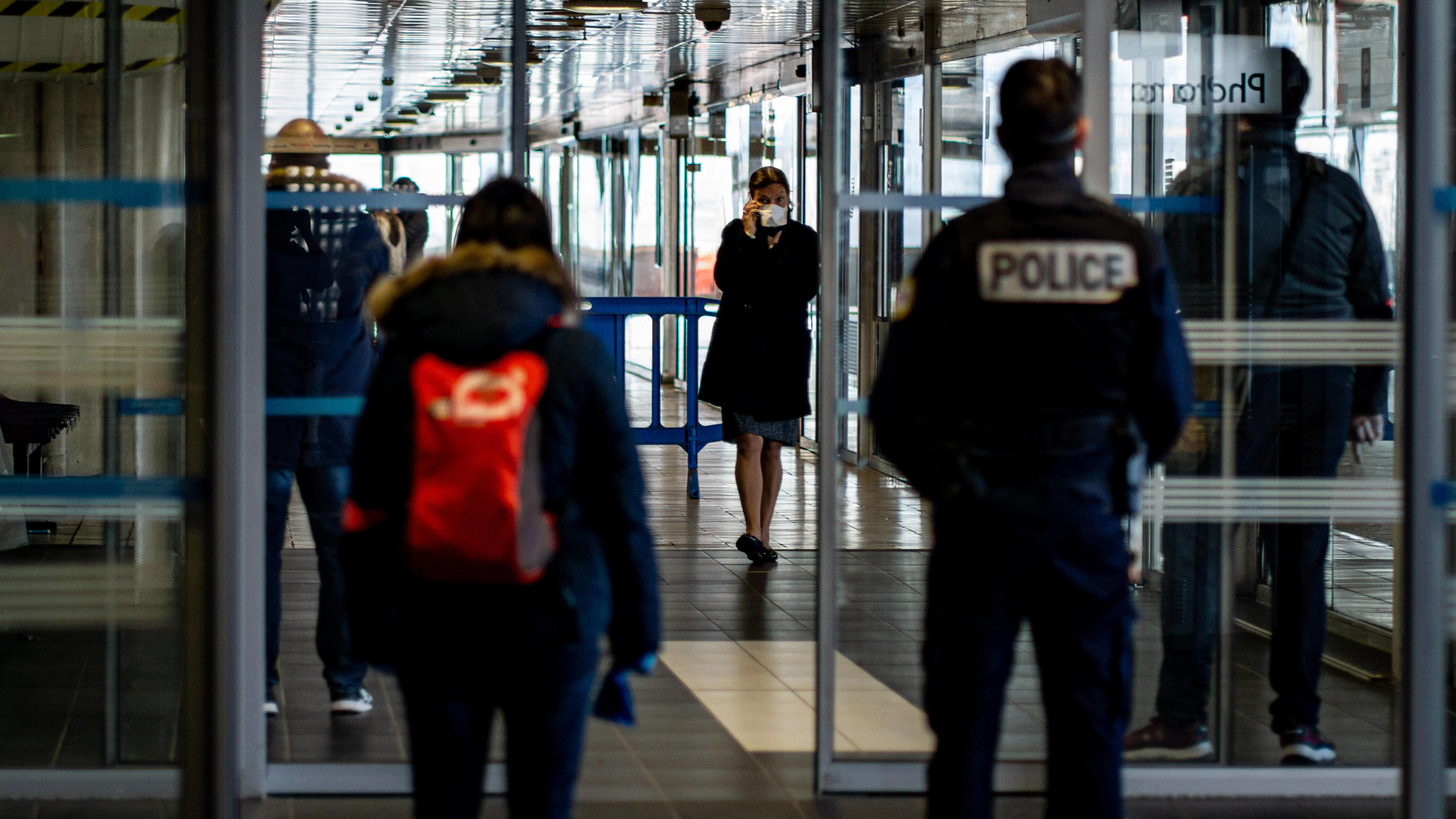 Coronavirus aus China: Chronik der bisherigen Ausbreitung - Teil 5 FRANCE - SUSPECTED CASE OF CORONAVIRUS IN A BUS IN PERRACHE RAILWAY STATION IN LYON Containment of passengers on a Flixbus bus from Milan, Italy, suspected of being infected with coronavirus at the Perrache railway station in Lyon, France, on 24 Feb