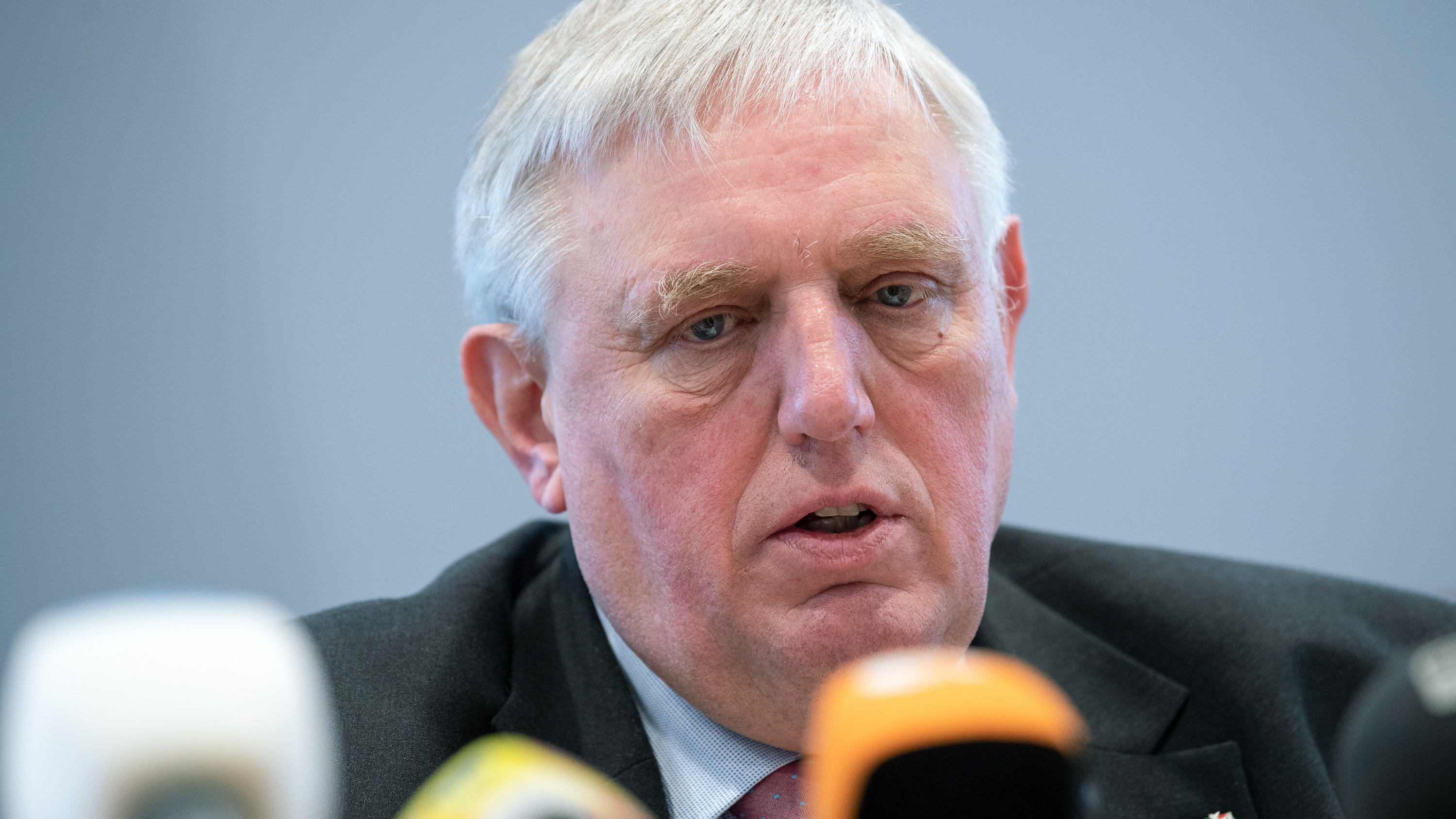 Coronavirus aus China: Chronik der bisherigen Ausbreitung - Teil 5 26.02.2020, Nordrhein-Westfalen, Düsseldorf: Karl-Josef Laumann (CDU), Gesundheitsminister von Nordrhein-Westfalen, beantwortet Fragen von Journalisten. Im Kreis Heinsberg ist der erste bestätigte Coronavirus-Fall in Nordrhein-Westfalen aufgetreten.