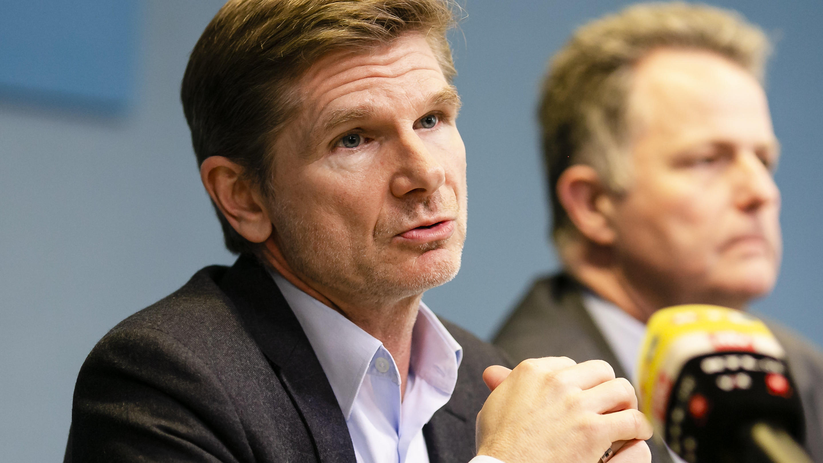 Coronavirus aus China: Chronik der bisherigen Ausbreitung - Teil 5 28.02.2020, Schleswig-Holstein, Kiel: Heiner Garg (FDP), Gesundheitsminister in Schleswig-Holstein), spricht während einer Pressekonferenz. Am 27. Februar wurde am Universitätsklinikum Hamburg-Eppendorf (UKE) der erste Fall einer Covid-19 Infektion i