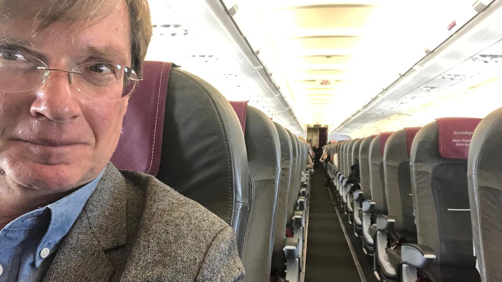 Coronavirus aus China: Chronik der bisherigen Ausbreitung - Teil 5 RTL-Reporter Udo Gümpel in einem fast leeren Flieger
