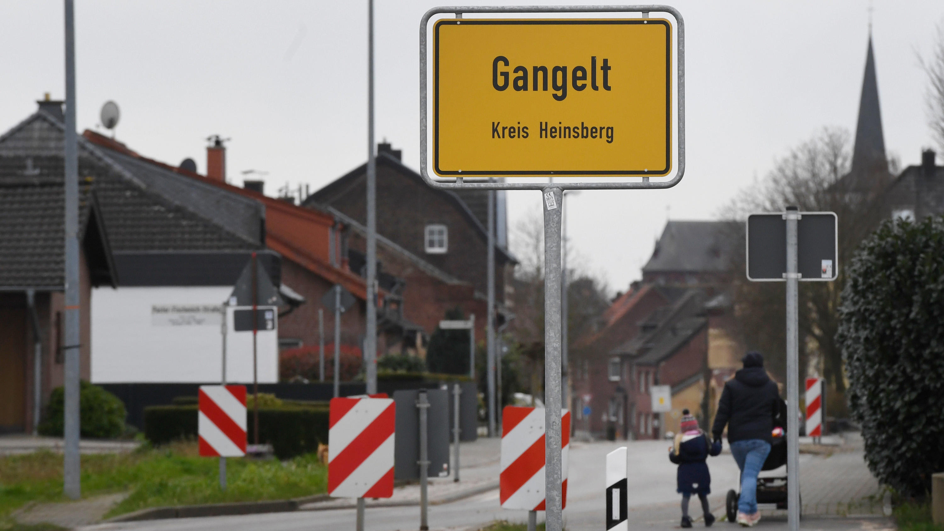 Coronavirus aus China: Chronik der bisherigen Ausbreitung - Teil 5 28.02.2020, Nordrhein-Westfalen, Gangelt: Das Ortsschild der Stadt Gangelt im Kreis Heinsberg steht an der Ortseinfahrt. Das Coronavirus verbreitet sich in Nordrhein-Westfalen. Am Freitag meldeten die Behörden 35 Erkrankte im Kreis Heinsberg. Mehr al