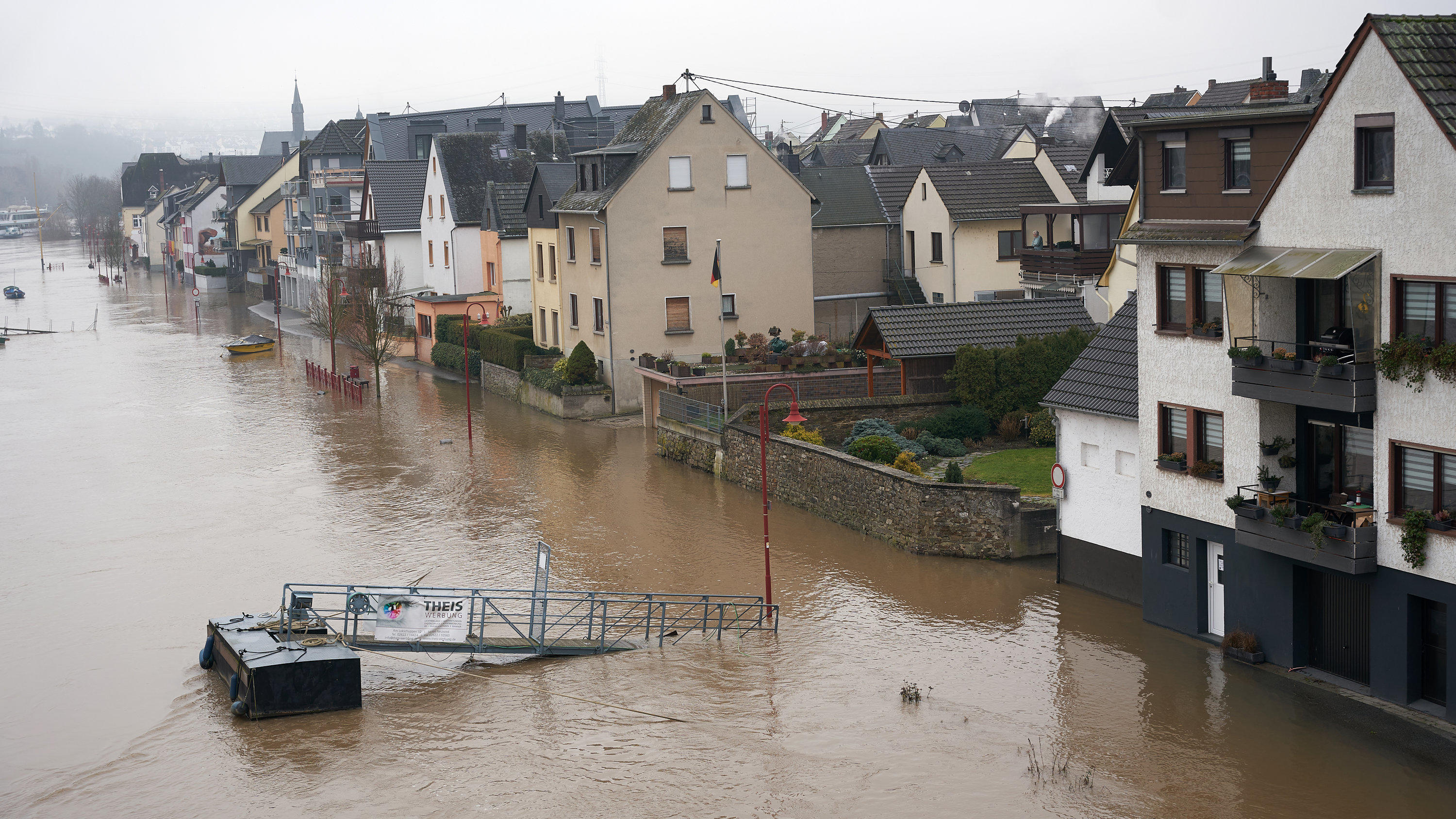 Jetzt ist es offiziell: So warm und nass war es nur selten 06.02.2020, Rheinland-Pfalz, Niederwerth: Die Uferpromenade der Insel Niederwerth ist vom Hochwasser des Rheins überflutet. Der vorläufige Scheitel des Rheinhochwassers wird am Donnerstag am Mittelrhein erwartet. Foto: Thomas Frey/dpa
