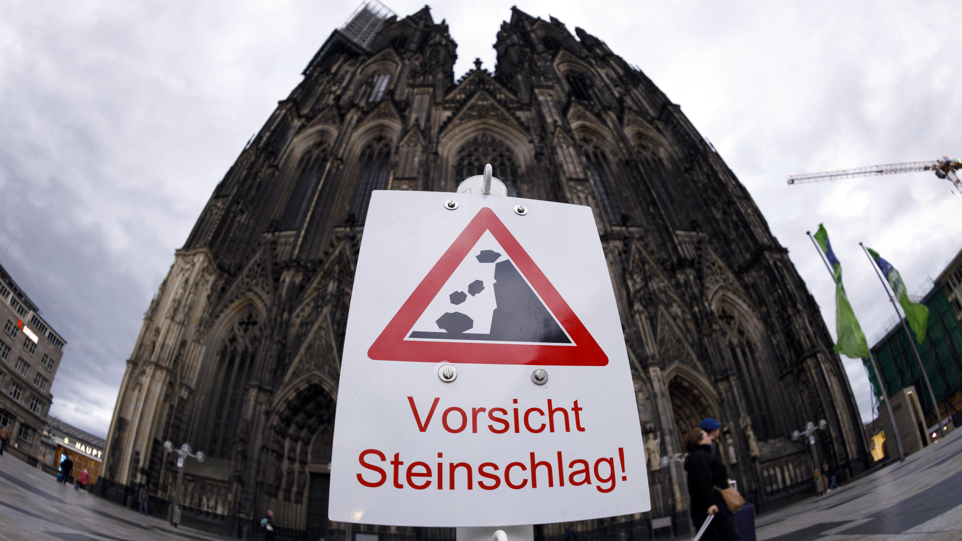 Wetter-Rückblick Februar 2020: Viel zu warm, viel Regen und Orkan Sabine wütete in Deutschland Orkantief Sabine zieht über Köln, wo am Sonntag Warnhinweise wegen Steinschlag am Kölner Dom aufgestellt wurden.
