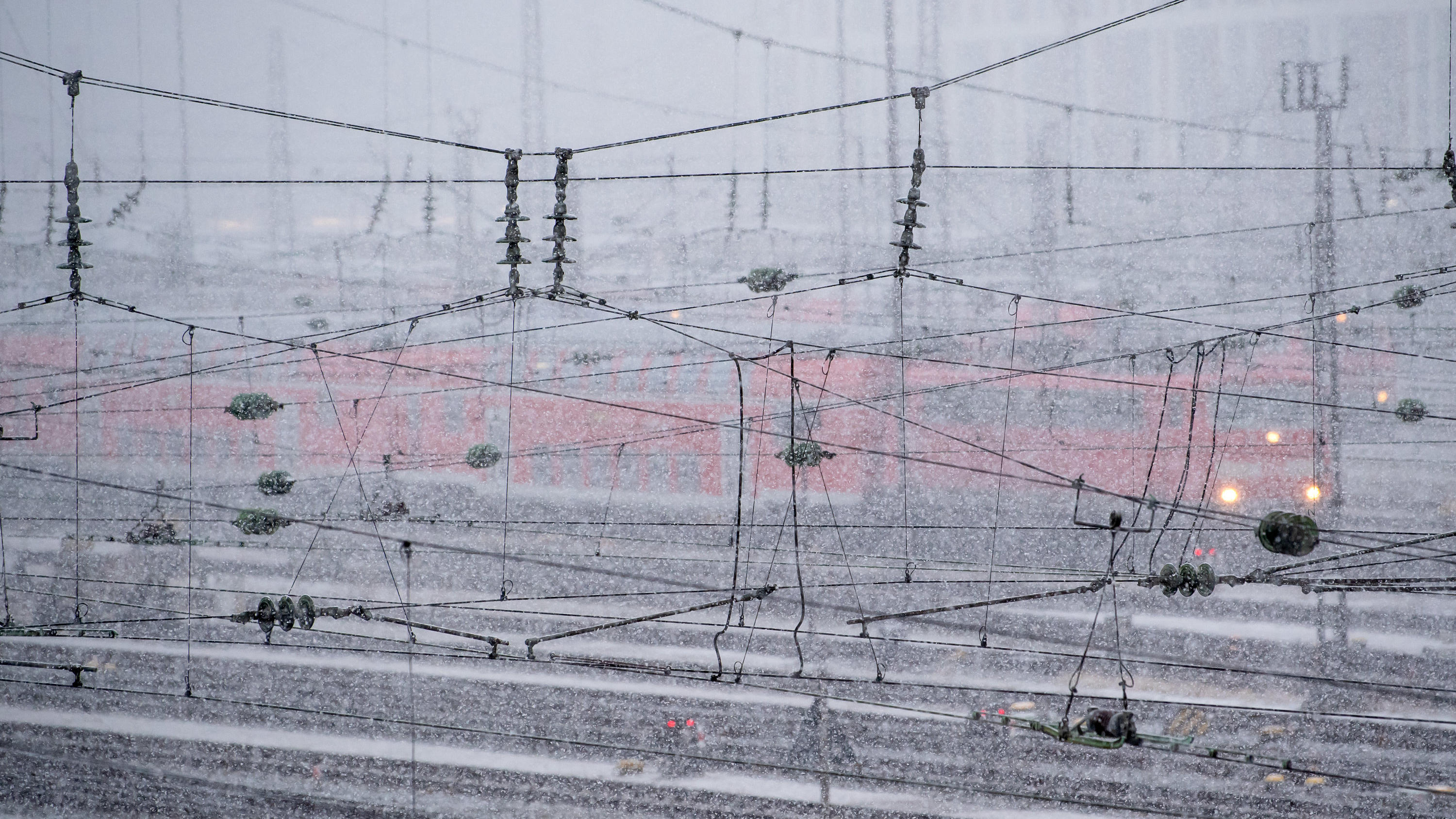 Ozeanwirbel wandern Richtung Pole ab – Extreme Winter in Deutschland drohen 27.02.2020, Bayern, München: Ein Zug der Deutschen Bahn (DB) fährt bei dichtem Schneefall über die Gleise am Hauptbahnhof. Foto: Sven Hoppe/dpa +++ dpa-Bildfunk +++