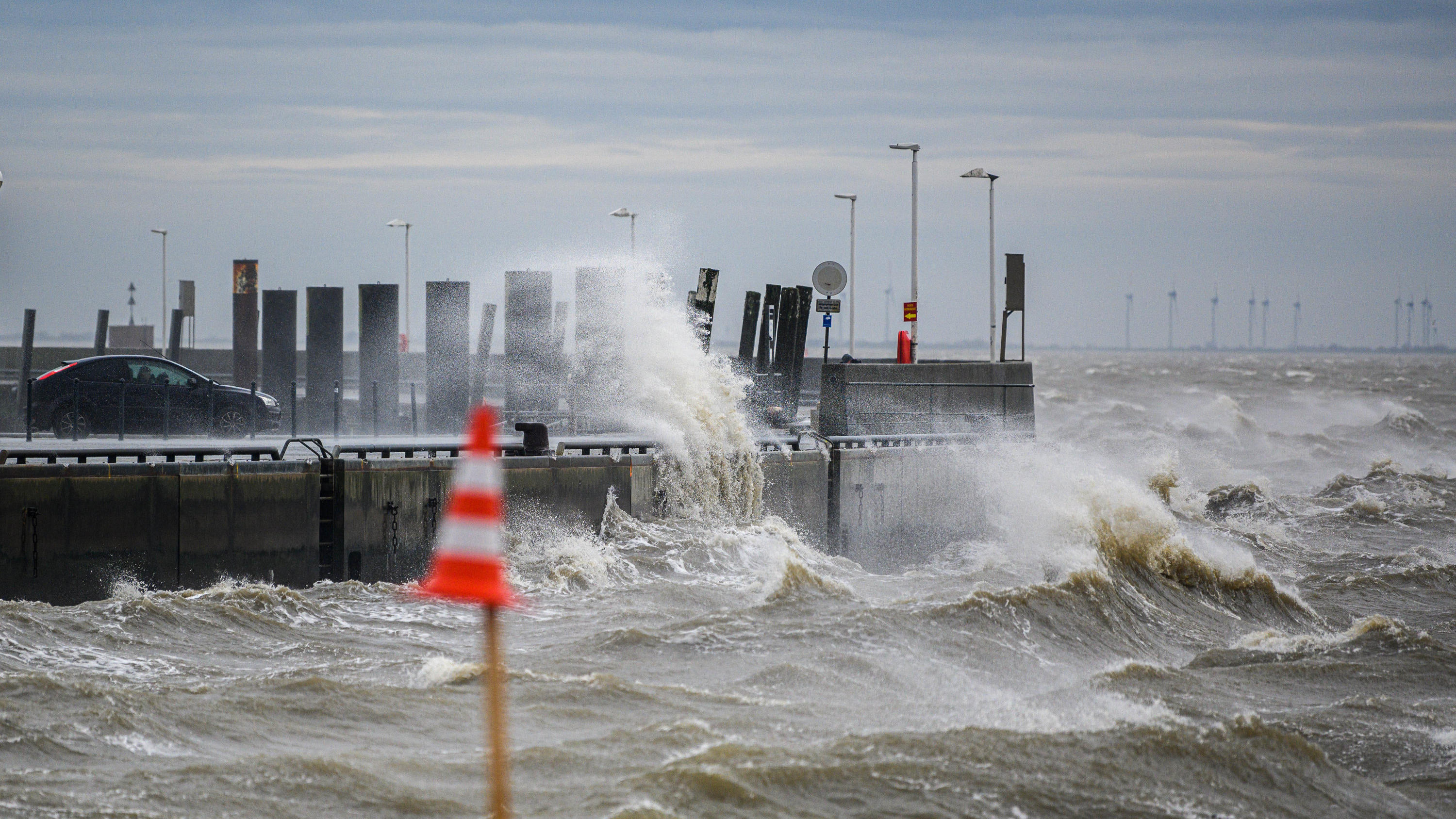 ex-Eta dreht auf: Tropensturm wird zum Wintersturm 09.02.2020, Niedersachsen, Wilhelmshaven: An der Nordseeküste von Wilhelmshaven wütet das Sturmtief ·Sabine·. Der Deutsche Wetterdienst (DWD) hat für weite Teile Deutschlands die zweithöchste Unwetterwarnstufe wegen des Sturmtiefs «Sabine» herausgege
