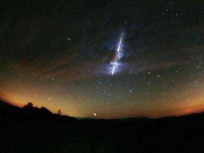 Asteroid 2018 VP1 kommt, dann dominiert der Mars den Himmel Das am 6.11.2001 von der NASA veröffentlichte Foto vom November 2000 zeigt einen Meteoriten über dem US-Bundesstaat Washington. Er ist einer aus dem Leoniden-Sternschnuppenschwarm, der immer im November auftritt. Die Meteoriten kommen dabei scheinbar