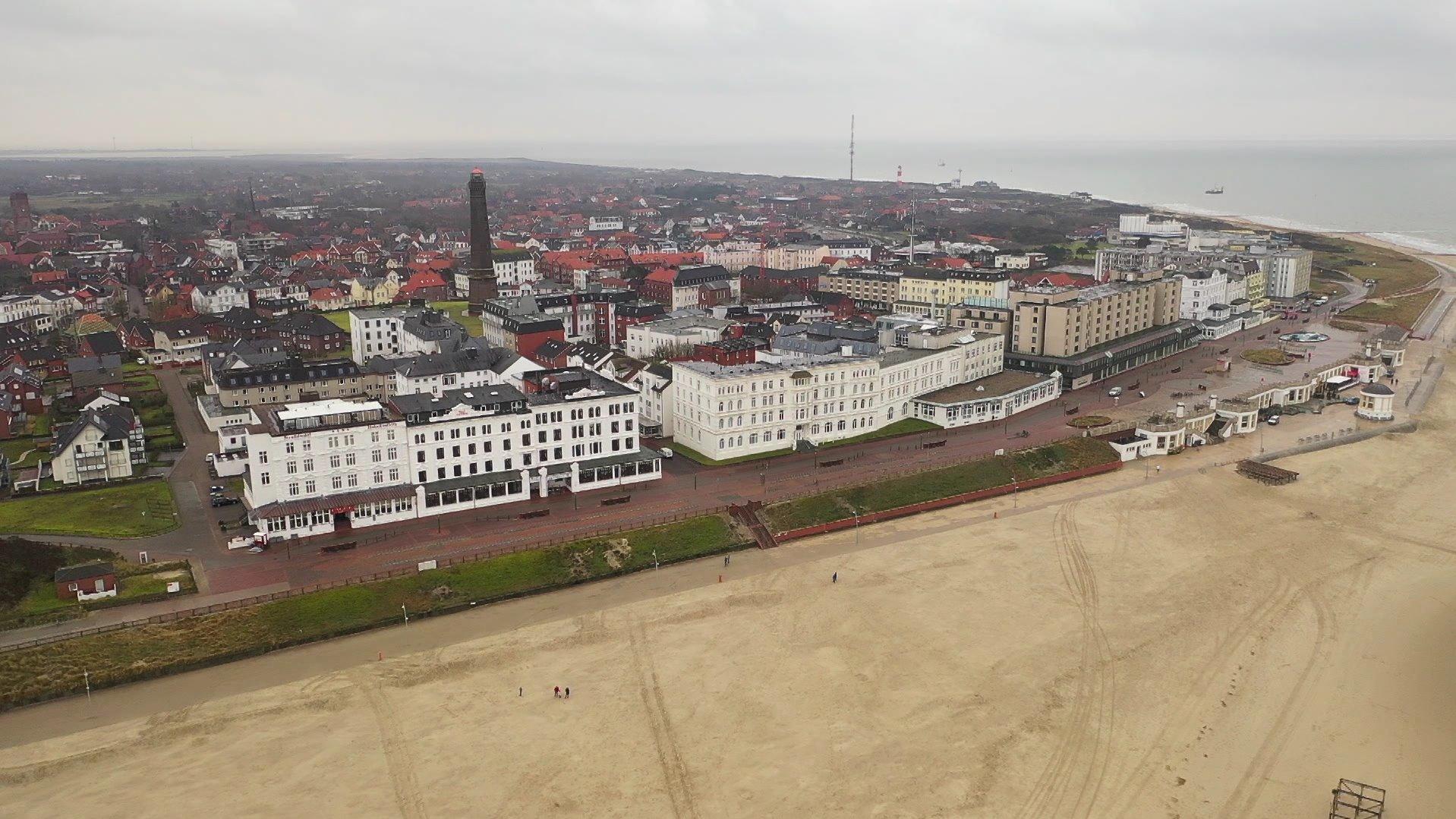 Existenzängste und schlaflose Nächte: Corona trifft Insulaner und Touristen Die Insel Borkum von oben