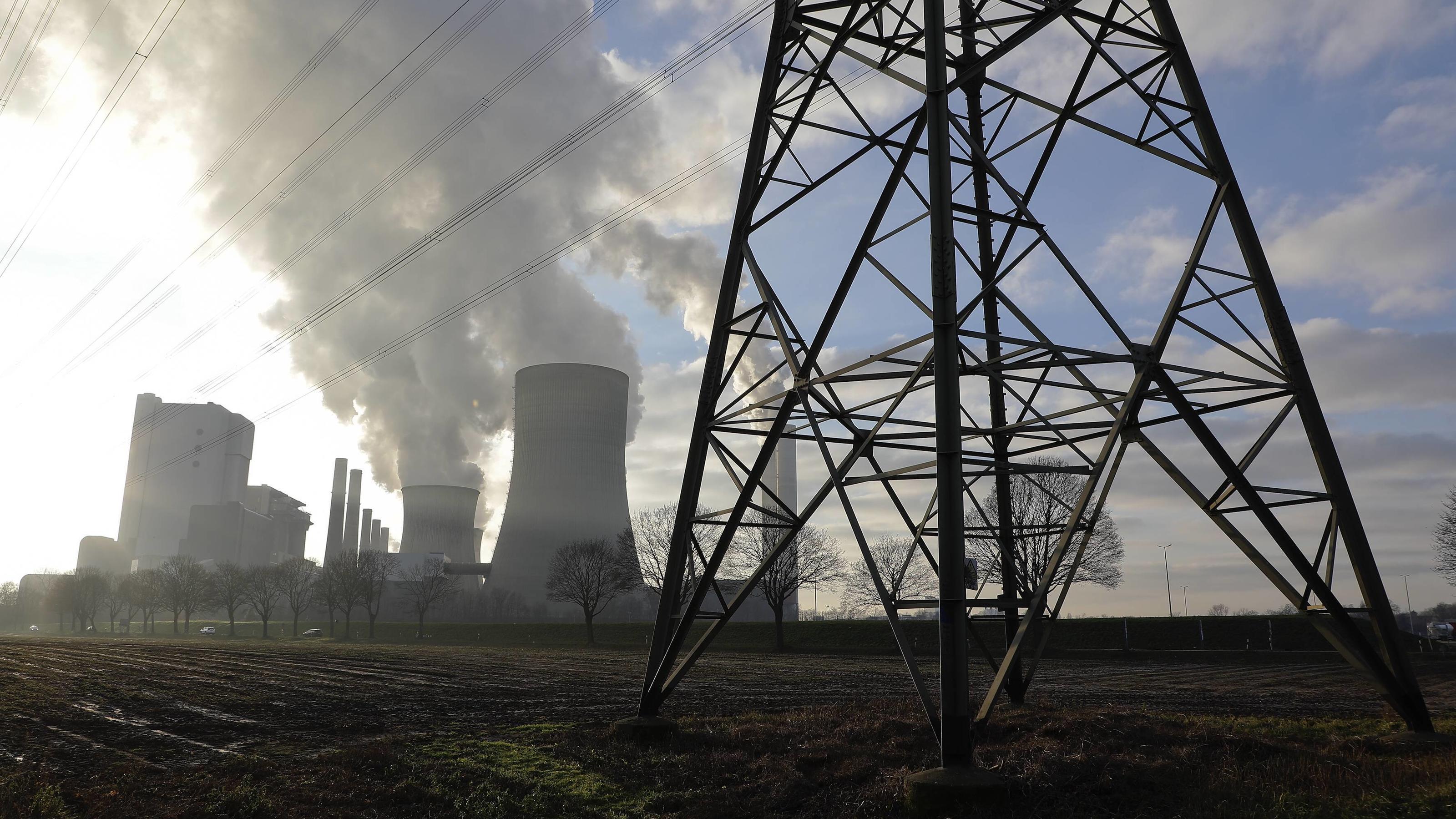 Wetterlexikon: Treibhausgase Bergheim-Niederaussem, Deutschland - Foto: RWE-Braunkohlekraftwerk Niederaussem. Das Kraftwerk Niederaussem ist ein von der RWE Power mit Braunkohle betriebenes Grundlastkraftwerk in Bergheim-Niederaussem im Rhein-Erft-Kreis. Mit einer G