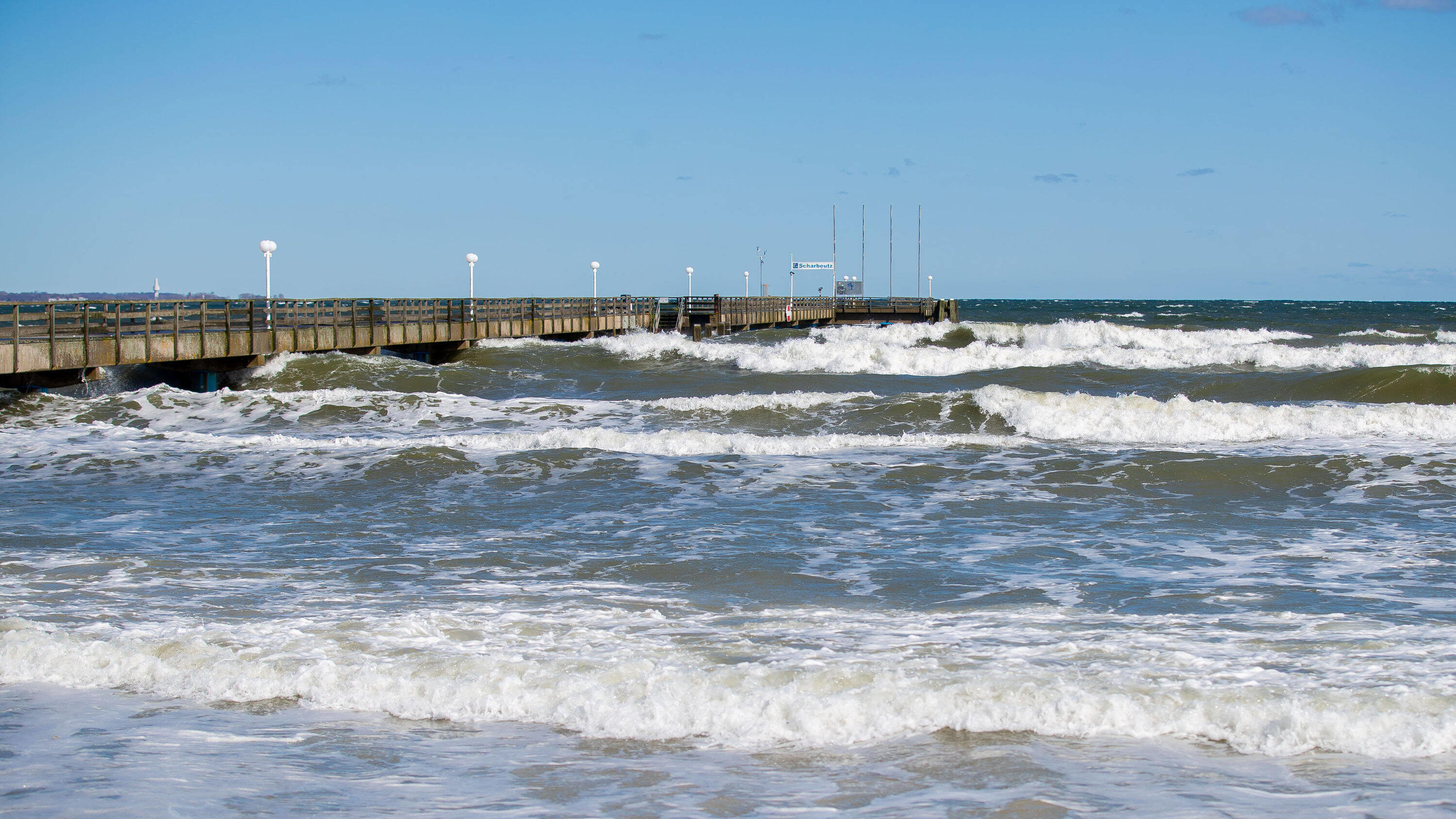 Sturmflut an der Ostsee Der Strand in Scharbeutz ist ueberfluetet. Sturmflut an der Ostsee, 29.03.20 Scharbeutz Schleswig-Holstein Germany *** The beach in Scharbeutz is flooded Storm tide at the Baltic Sea, 29 03 20 Scharbeutz Schleswig Holstein Germany Copyright: xAgentur