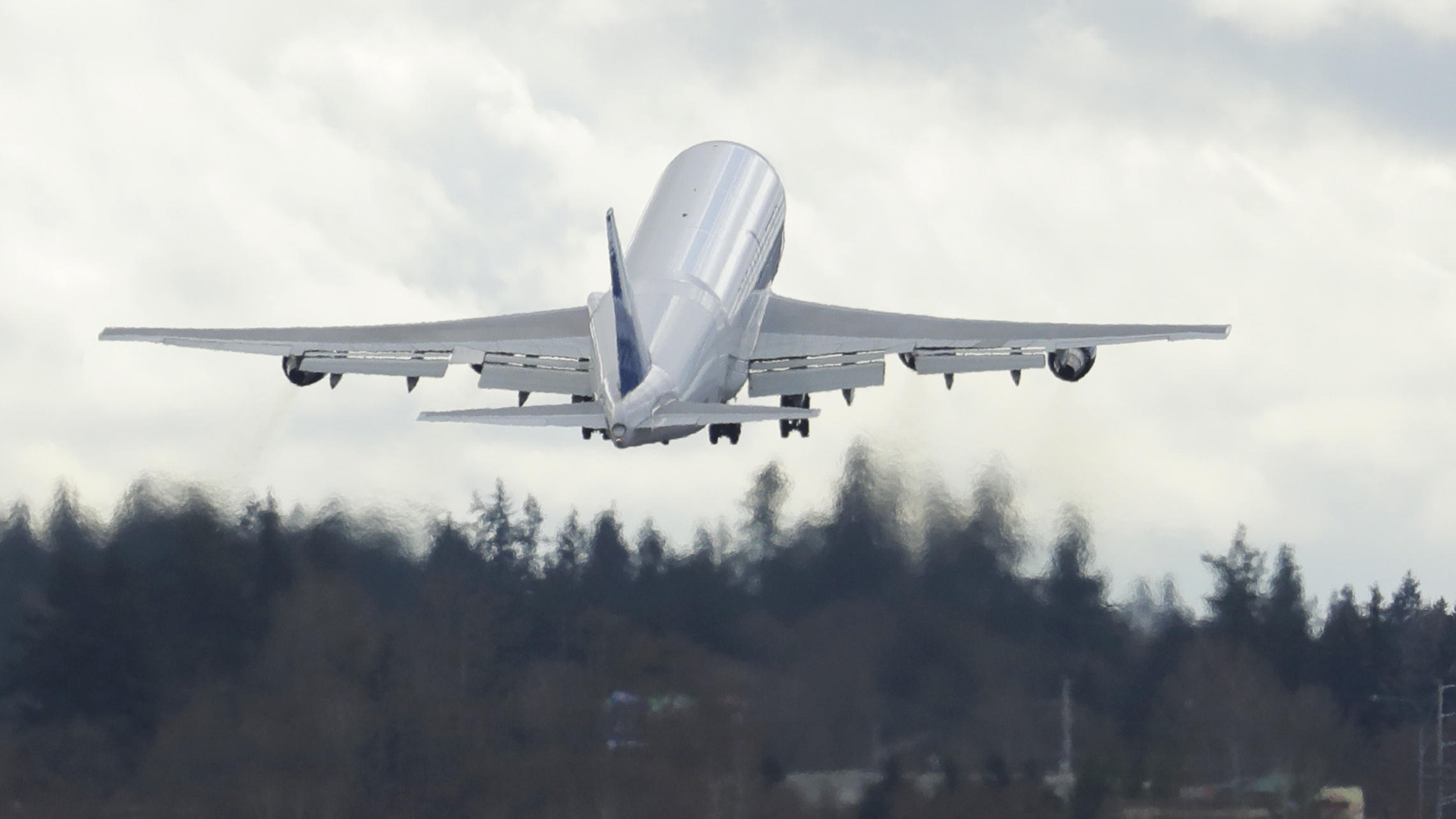 Das Coronavirus macht die Wettervorhersage schlechter 23.03.2020, USA, Everett: Ein Boeing Dreamlifter-Flugzeug, mit dem große Teile für die Flugzeugmontage transportiert werden, startet in Paine Field in der Nähe der Boeing-Fertigungsstätte in Everett. Der angeschlagene US-Luftfahrtriese Boeing fährt s