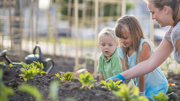 Checkliste für den Frühjahrsputz im Garten: Was jetzt zu tun ist Auch Kinder können helfen, den Garten fit zu machen