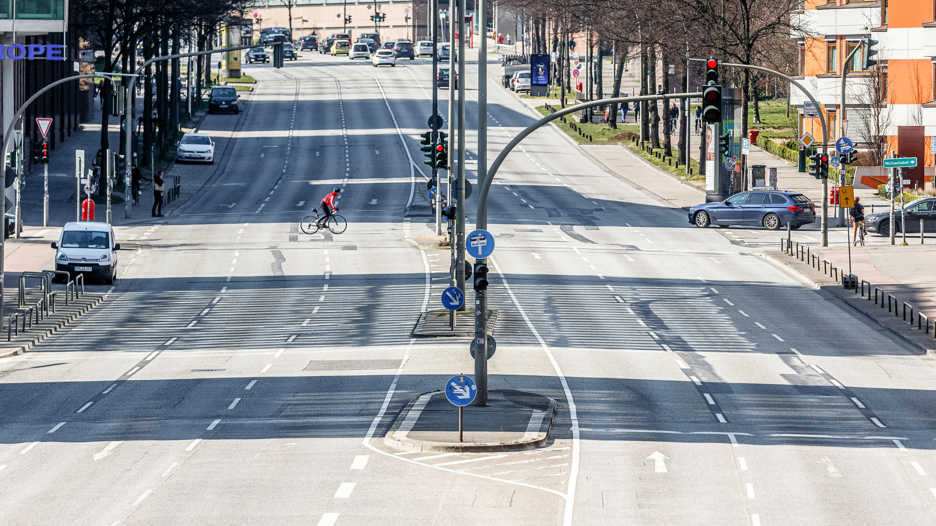 Corona macht die Welt ganz leise ARCHIV - 28.03.2020, Hamburg: Auf Hamburgs wichtigster Ost-West-Verbindung, der Ludwig-Erhard-Straße, sind am frühen Sonnabendnachmittag kaum Fahrzeuge unterwegs. Die Menschen in Hamburg halten sich nach Angaben der Polizei auch auf leeren Straßen un