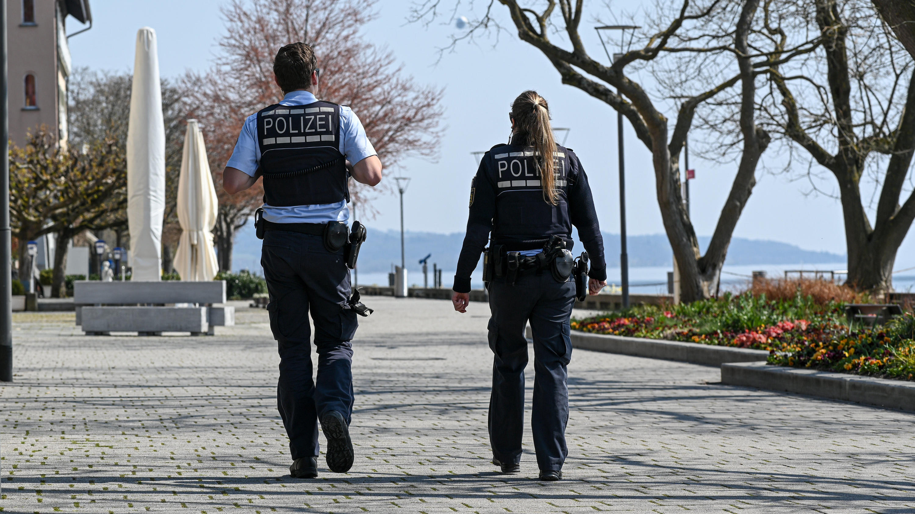 Ausflug trotz Corona: Behörden rechnen mit Ansturm auf Parks und Wälder Polizei kontrolliert Uferpromenade am Bodensee