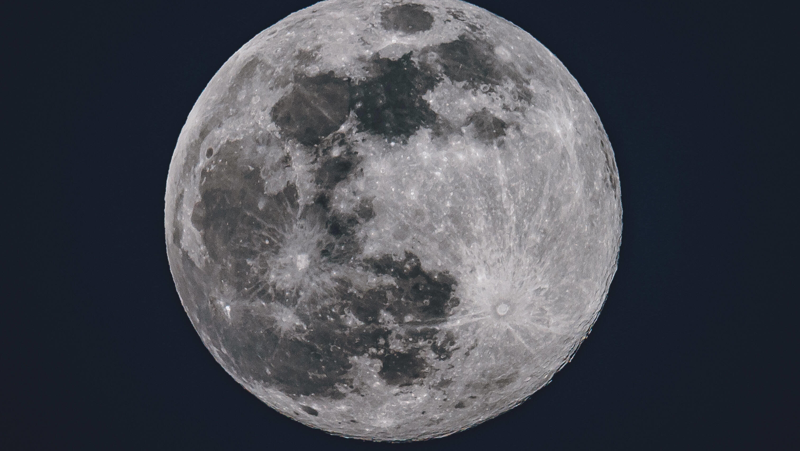 Mars, Saturn, Jupiter, Neptun, Venus und Vollmond Kaprun THEMENBILD - der supermond Close Up, aufgenommen am 07. April 2020 in Kaprun, Oesterreich // Close Up of the Supermoon, Kaprun, Austria on 2020/04/07. *** Kaprun THEME IMAGE of the supermond Close Up, taken on 07 April 2020 in Kaprun, Austria