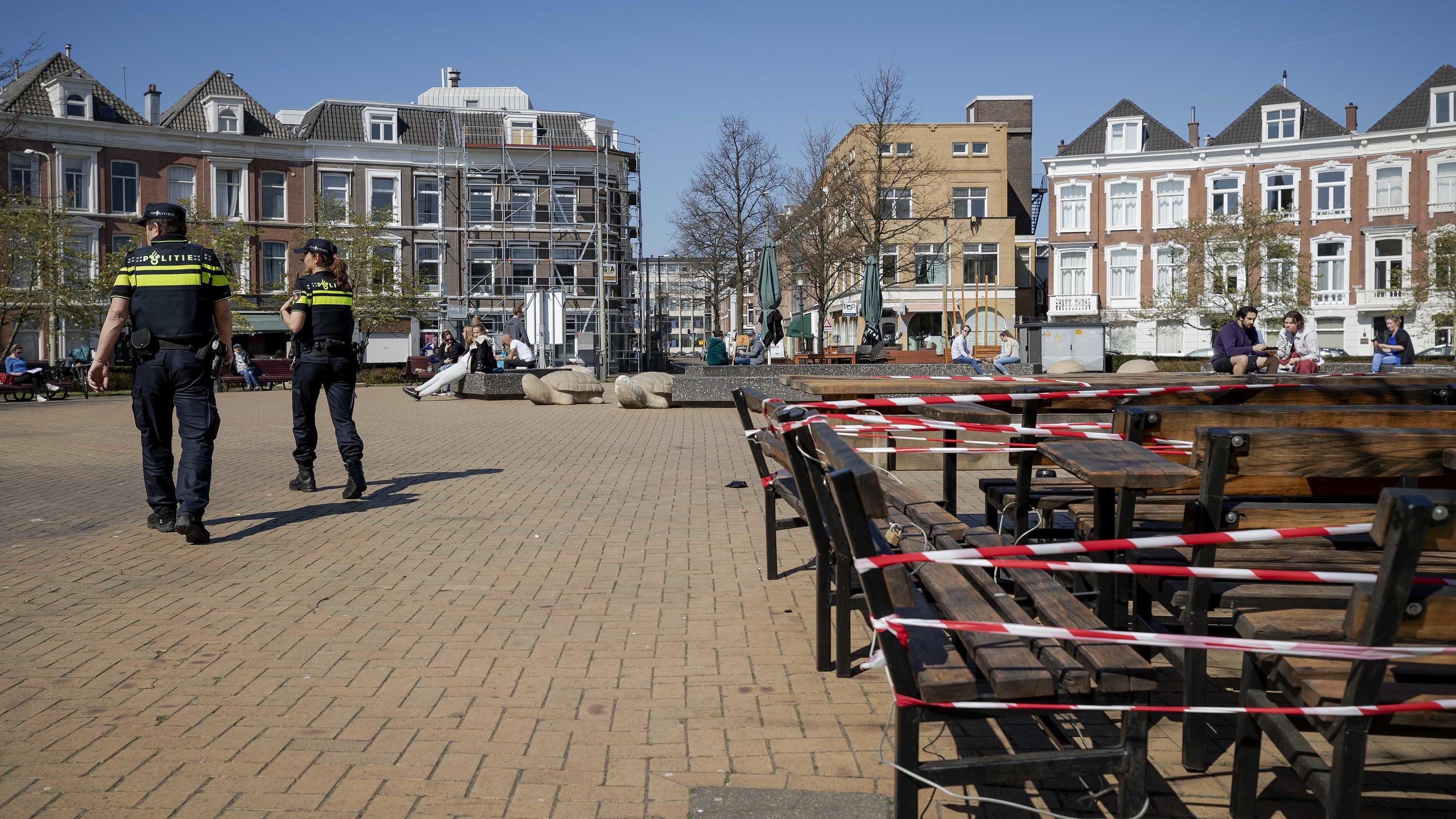 Holland-Urlauber pfeifen auf Corona-Appell Holländische Polizisten kontrollieren bei sonnigem Wetter, ob Menschen die Maßnahmen für die Eindämmung des Coronavirus einhalten.