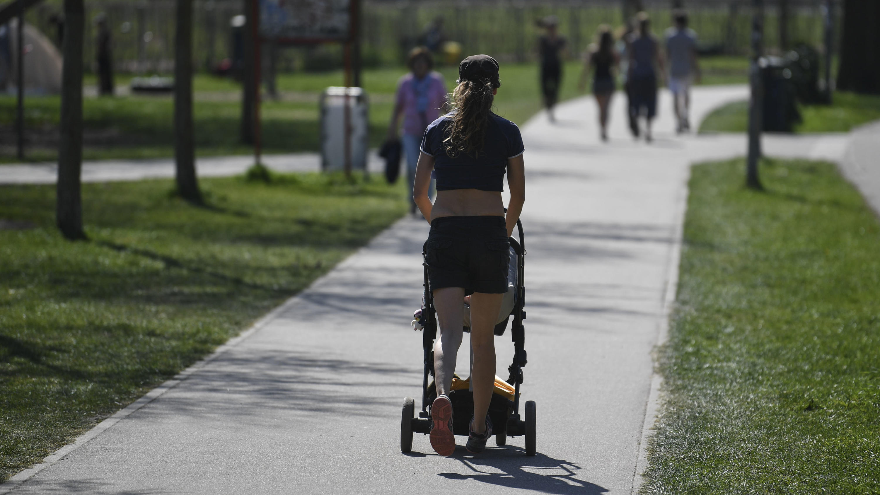 7-Tage-Wettertrend: April startet ab Mittwoch wieder frühsommerlich durch 08.04.2020, Baden-Württemberg, Freiburg: Eine Frau joggt mit ihrem Kinderwagen bei frühsommerlichen Temperaturen an der Dreisam. Foto: Patrick Seeger/dpa +++ dpa-Bildfunk +++
