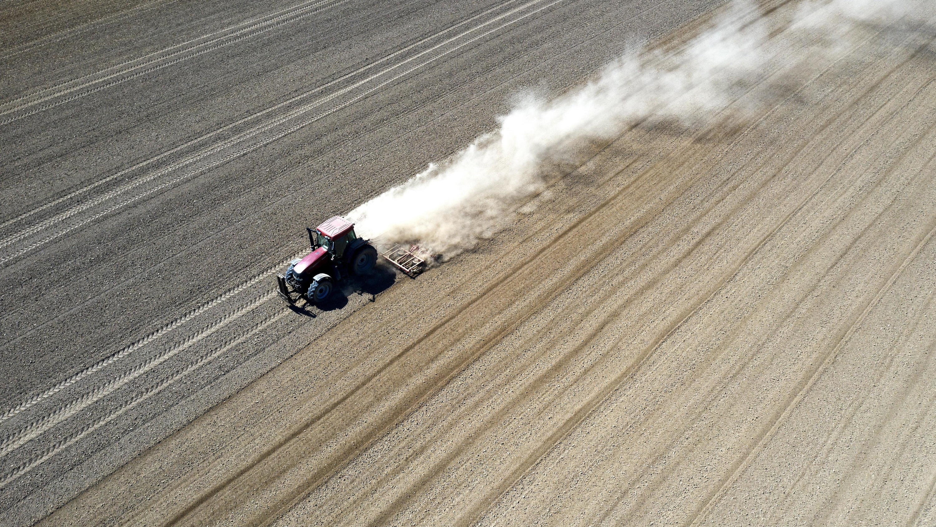 Das bedeutet der Sommer im April für den eigentlichen Sommer 2020 18.04.2020, Polen, Bachorz: Ein Traktor fährt über ein Feld. Aufgrund eines fast schneelosen Winters und fehlender Niederschläge kommt es zu Trockenheit auf den Feldern, die sich auf die Erträge der Ernte auswirken kann. Foto: Darek Delmanowicz/PAP/d