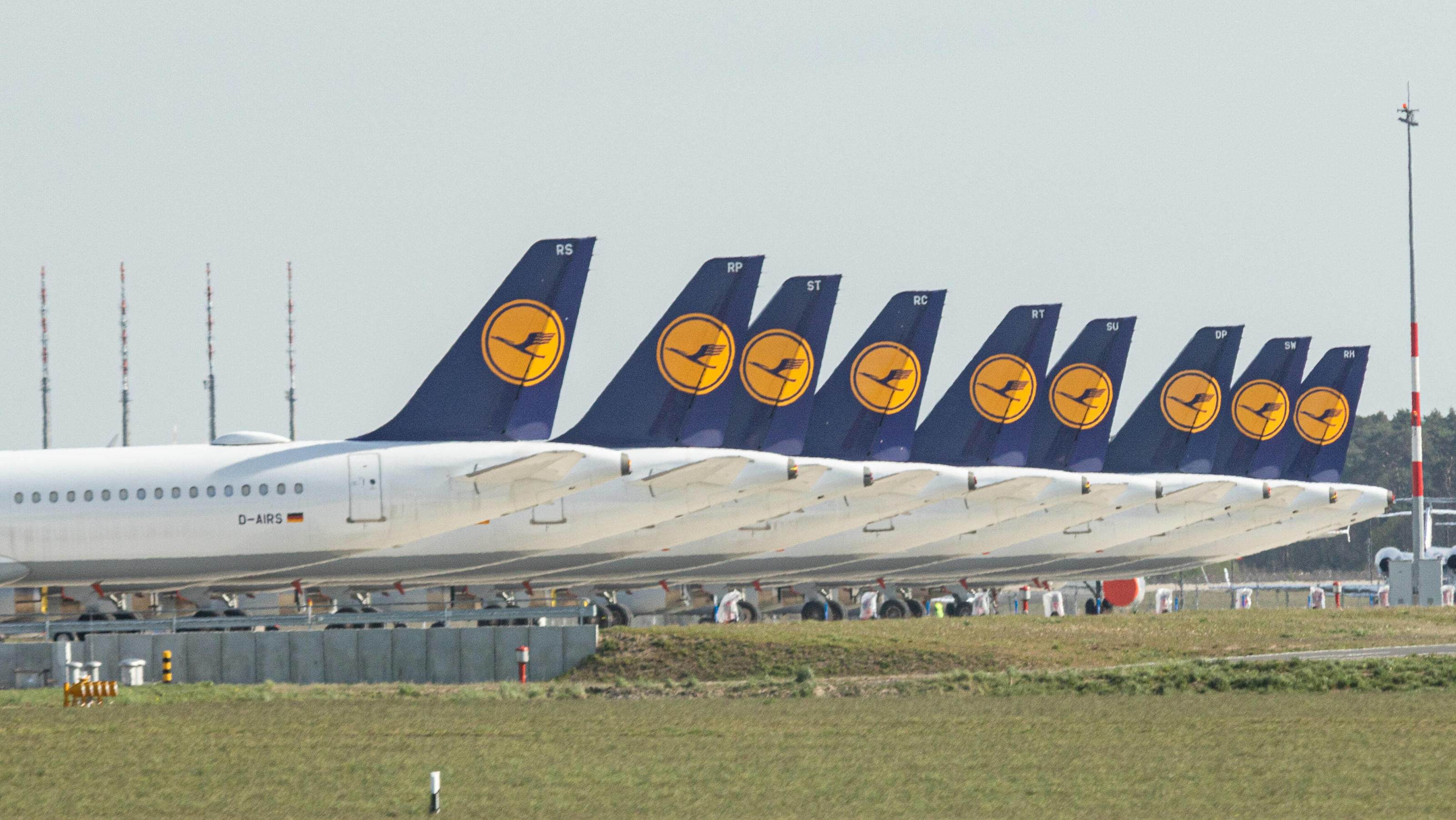 Corona und Klima: So wirkt sich die Corona-Krise auf unsere Umwelt aus Flugzeuge bleiben aufgrund der Corona-Krise häufiger auf dem Boden und verringern den Ultrafeinstaub in der Luft.