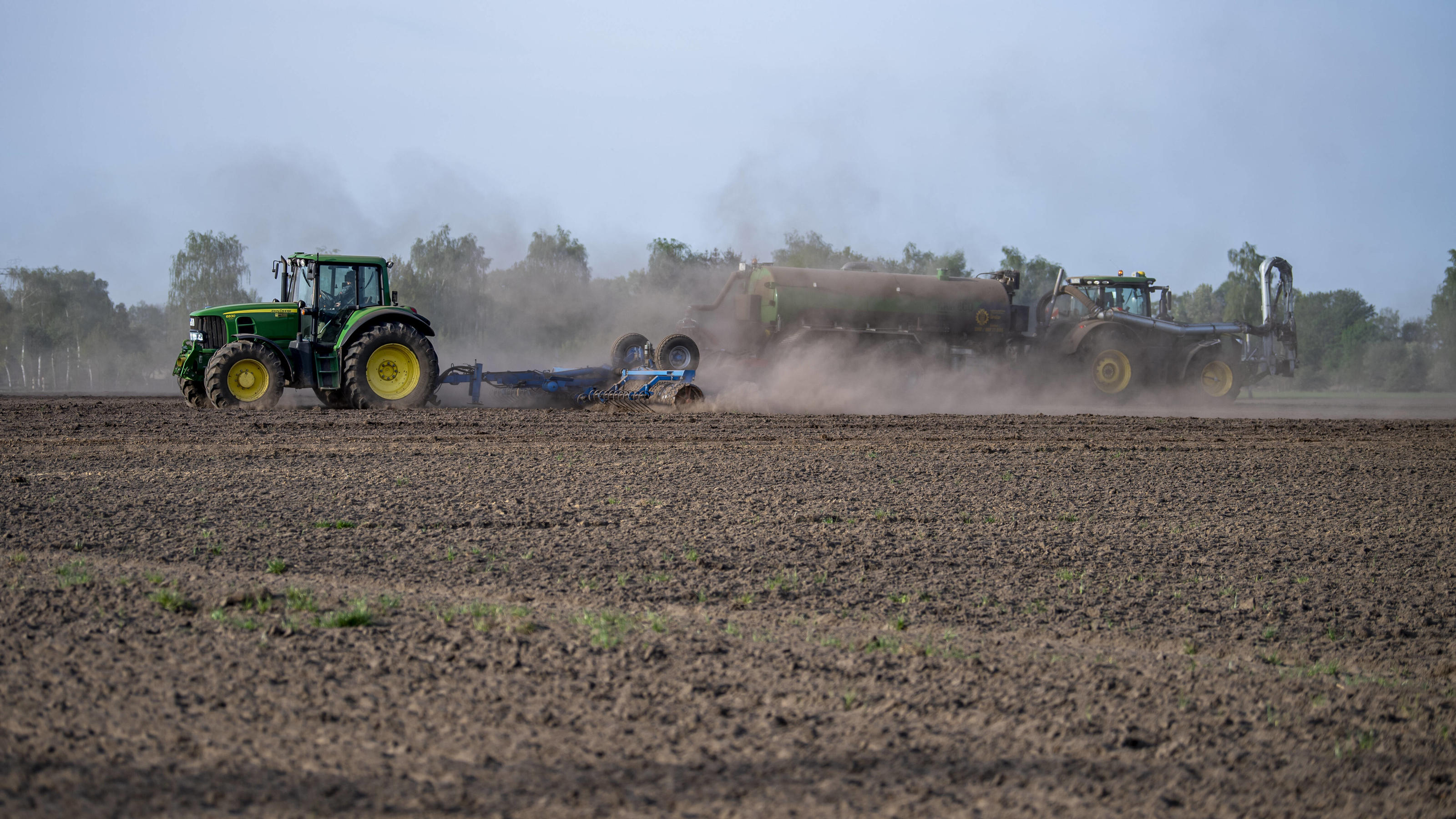 Tiefdruck-Trio schlägt Dauerhoch Trockenheit in der Landwirtschaft Landwirtschaft: Vorbereitung der Aussaat auf einem Acker in Langenberg. Ein Landwirt bringt mit seinem Traktor Gülle auf seinem trockenen Feld aus. Es staubt. Das außerordentlich schöne Frühlingswetter macht Bauern