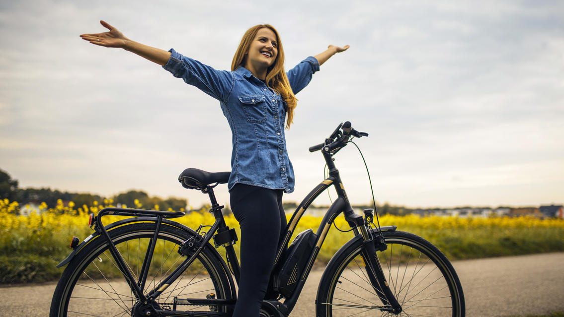 E-Bike-Entscheidungshilfe: Mit diesen Modellen fahren Sie gut! Frau mit E-Bike