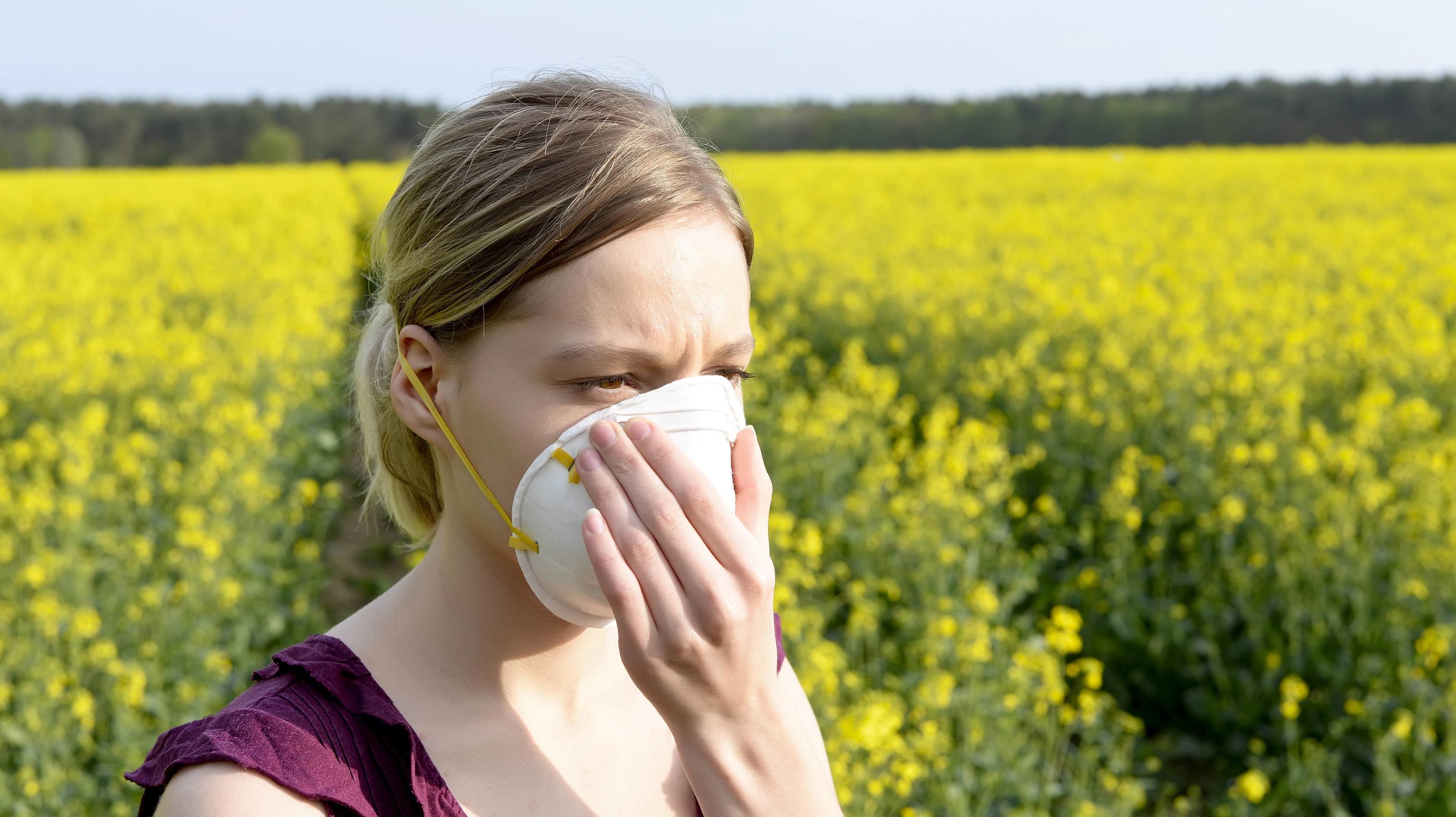 Das Wetter im März: Der erste Monat im Frühling zieht alle Register Frau mit Mundschutz young woman with protective mask MODEL RELEASED *** Woman with mouth guard young woman with protective mask MODEL RELEASED
