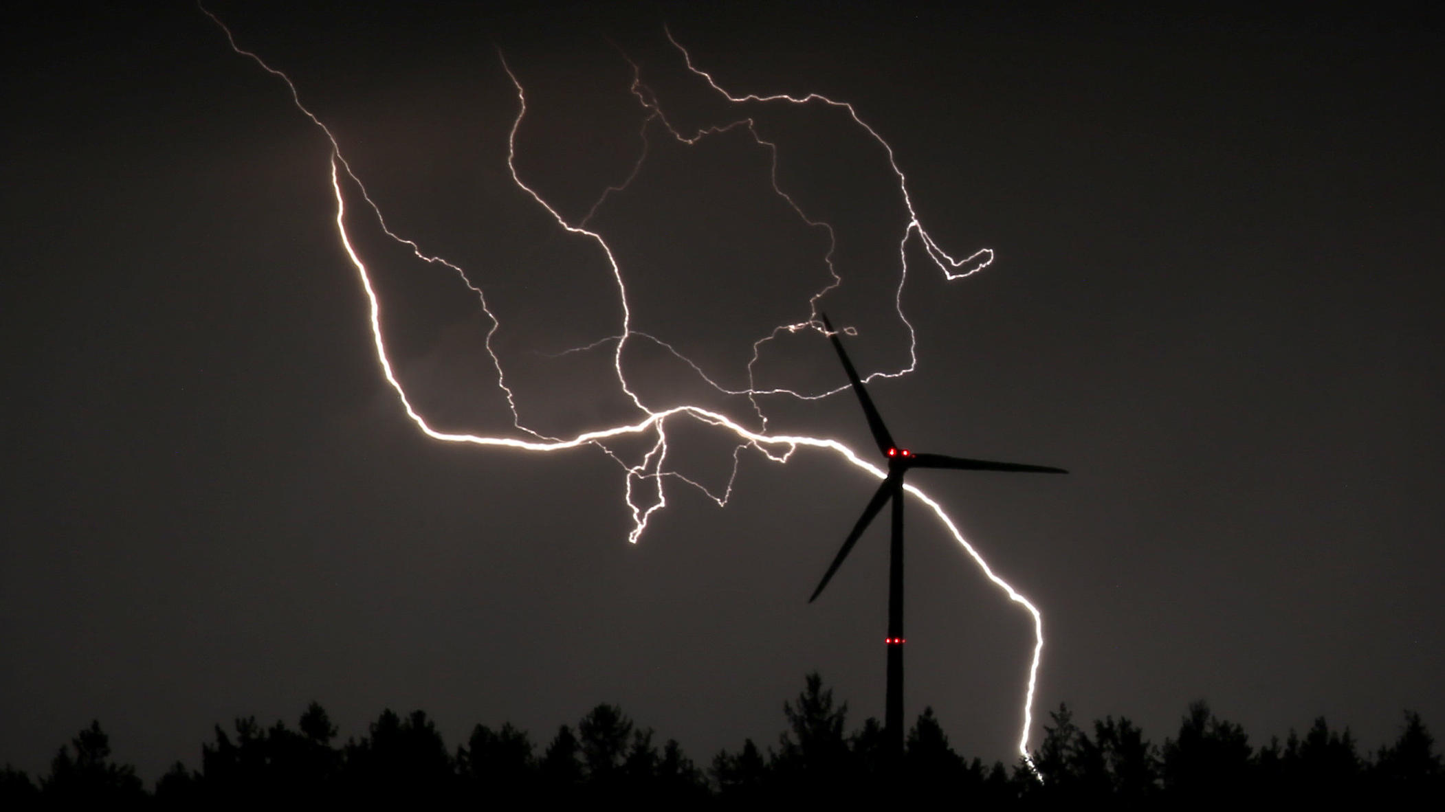 1. Mai 2020: Vorsicht, Wetterumschwung! Gewitter, Wind und viel Regen 20.03.2020, Bayern, Bidingen: Blitze entladen sich hinter einem Windrad. Foto: Karl-Josef Hildenbrand/dpa +++ dpa-Bildfunk +++