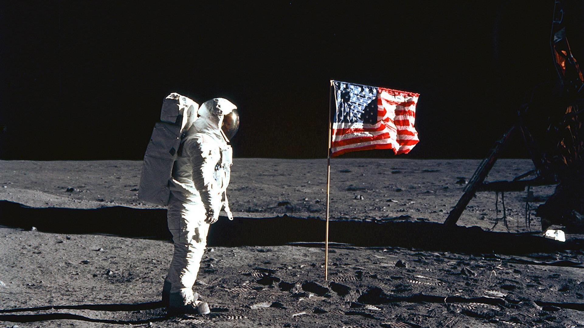 Historische Mission: China auf dem Weg zum Mond Astronaut Buzz Edwin Eugene Aldrin USA neben der amerikanischen Fahne auf dem Mond während der Mission Apollo 11 - PUBLICATIONxINxGERxSUIxAUTxHUNxONLY - KSC99071508