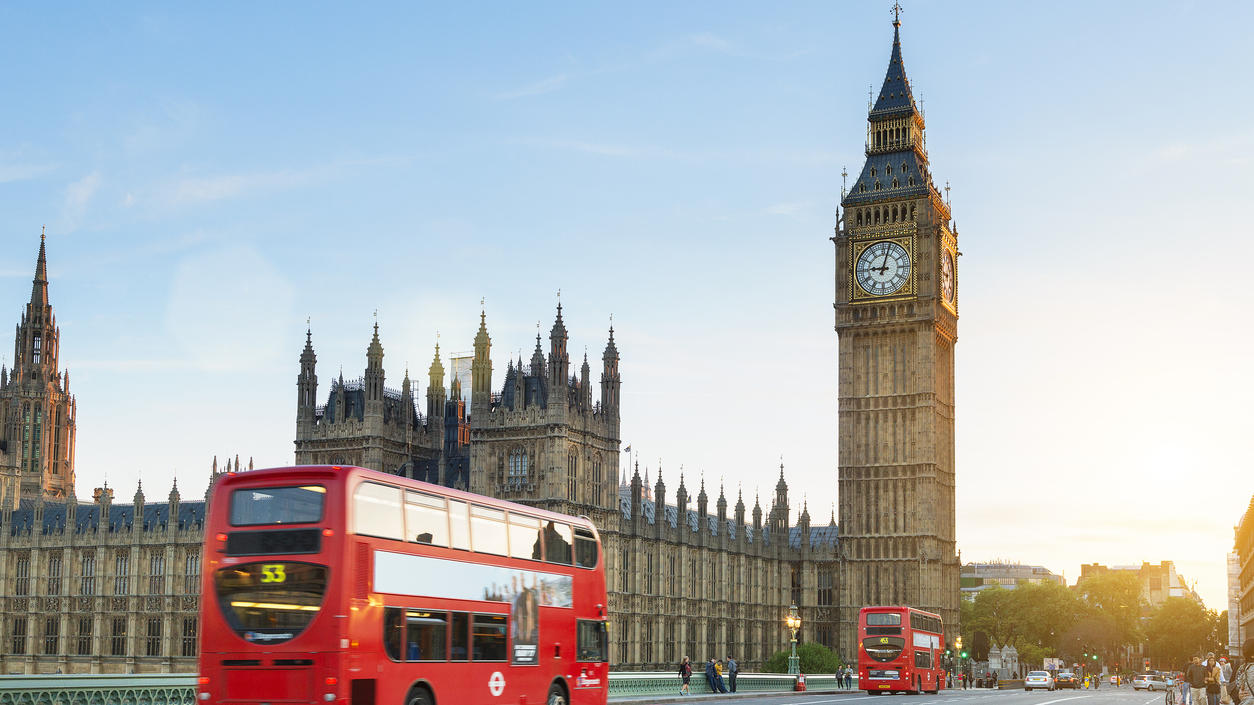 Die wichtigsten Änderungen im Oktober 2021 London, United Kingdom - August 20, 2016: Westminster palace and Big Ben and traffic on Westminster bridge in foreground